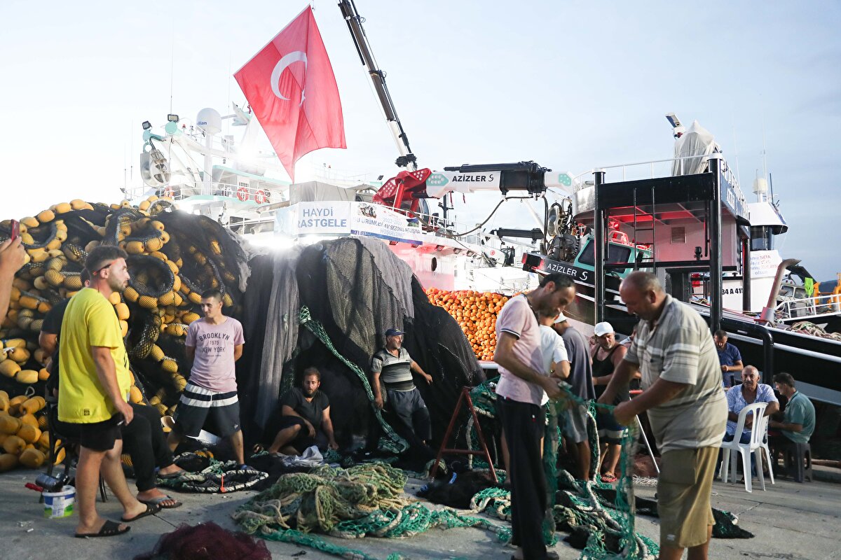Bakan Kirişci, "Cumhurbaşkanımızın yine talimatlarıyla, bugünkü politika faizi olan yüzde 13,5 üzerinden balıkçı kardeşlerimize Ziraat Banka'mız bir işletme kredisi kullandıracaktır. Buna da bugünden itibaren başlayacaktır" dedi.<br><br>
