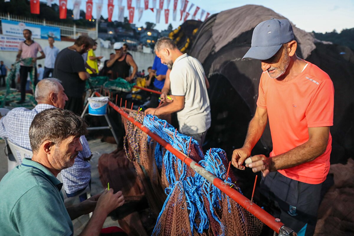 Kireçburnu Balıkçı Barınağı'nda balıkçılarla bir araya gelen Kirişci, av yasağının devam ettiği 4,5 ay boyunca bugünün dört gözle beklendiğini, tüm hazırlıkların yapıldığını dile getirdi.<br><br>