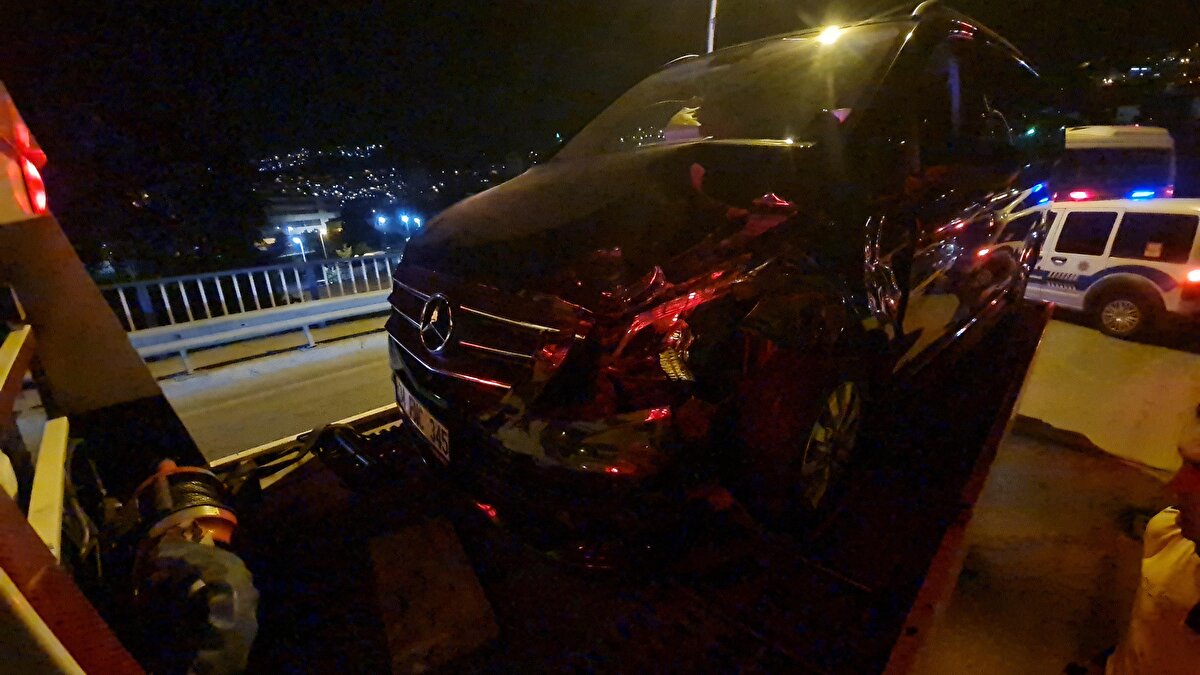 Polis ekipleri, turistlerin bulunduğu minibüsünün sürücüsüne 'Ters yönde araç kullanmak' suçundan 1823 TL para cezası uyguladı. Kazada yaralanmayan sürücüler, ifadeleri alınmak üzere polis merkezine götürüldü.