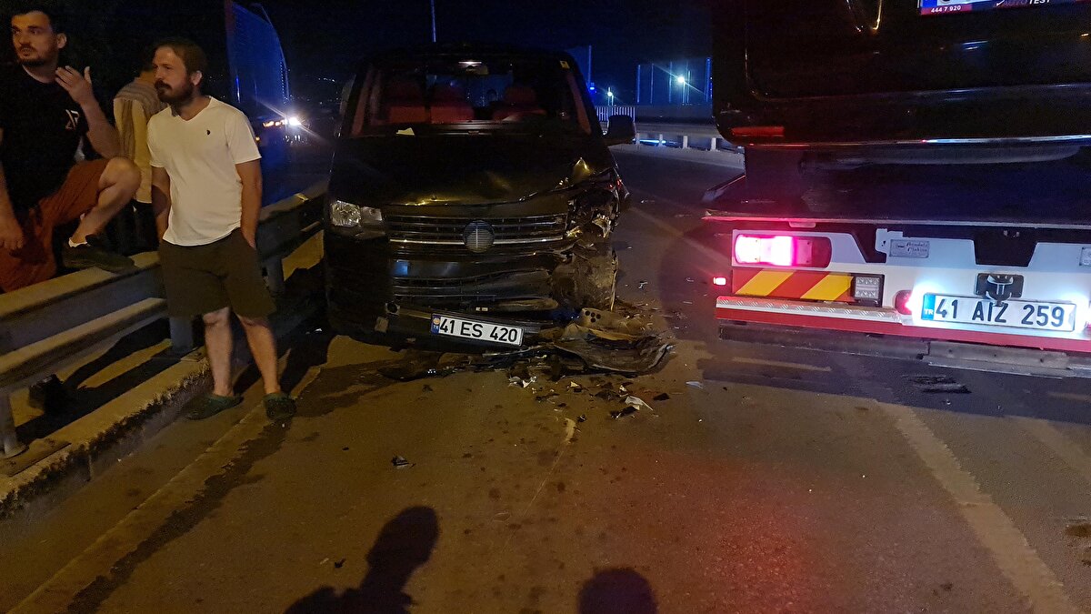 Kuveyt uyruklu turistleri taşıyan Musa Yılmaz yönetimindeki 34 FNC 345 plakalı turist minibüsü, iddiaya göre köprü üzerinde şerit ihlali yapınca karşı yönden gelen Ahmet Kadıoğlu yönetimindeki 41 ES 420 plakalı minibüs ile kafa kafaya çarpıştı. Kazayı görenlerin ihbarı üzerine bölgeye polis ve sağlık ekipleri sevk edildi.