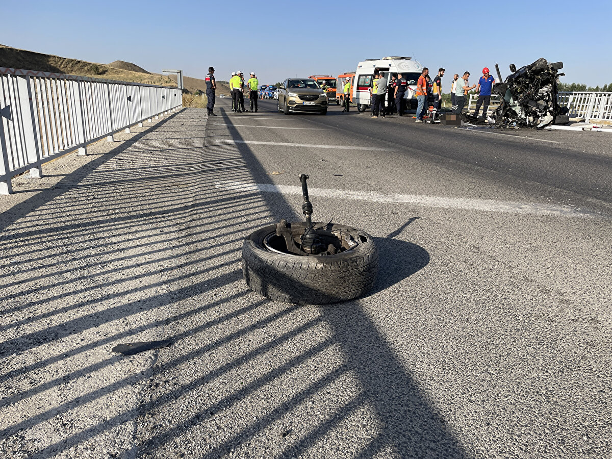 Kazada sürücü ile otomobilde bulunan N.A. ve V.A. olay yerinde hayatını kaybetti, H.A. ise yaralandı.<br>