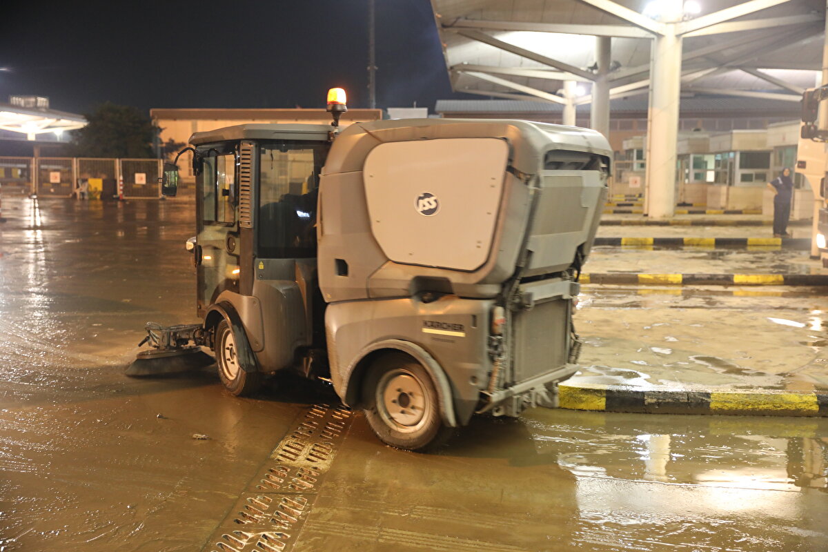 Edirne'de sağanak yağış hayatı olumsuz etkiledi. Sağanak nedeniyle Kapıkule Gümrük Sahası'nı su bastı. <br><br>Kentte etkili olan sağanak sebebiyle Kapıkule Gümrük Sahası'nda bazı noktalarda 20-30 santimetre yüksekliğinde su birikintileri oluştu.<br><br><br>