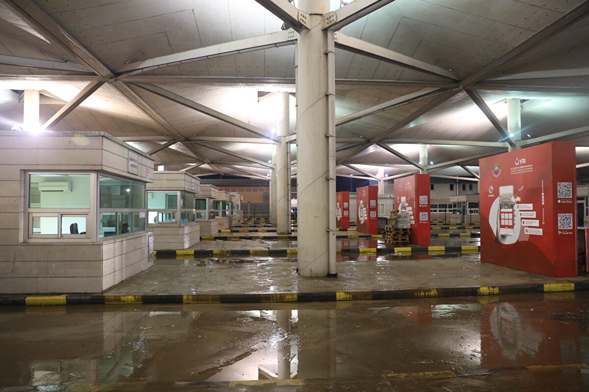 <br>Bölgenin altyapısında da problem olduğunu gördüklerini aktaran Kırbıyık, şu bilgileri verdi:<br><br>"Yeterince cevap vermedi ihtiyaca. Bir su baskınıyla karşı karşıya kaldık. Haber aldığımız ilk andan itibaren ilgili kuruluşlarımız AFAD olsun, itfaiyemiz olsun yine Devlet Su İşleri ekipleri, İl Özel İdaresi ekipleri ile müdahale etmeye çalışıyoruz. İlk önceliğimiz içerideki tahliyeyi sağlayabilmek, araçların tahliyesini sağlayabilmek. Büyük oranda araçların tahliyesi sağlanmış durumda. İçeride kısmen 15-20 araç kaldı. Arkadaşlarımız onları da hızlıca tahliye edecek. Sonrasında çok hızlı bir şekilde suyun deşarjı ile ilgili çalışmalarımızı sürdüreceğiz. Yarından itibaren de bu altyapının nasıl kuvvetlenebileceğine dair ilgili kuruluşlarımızla toplantı yapacağız. Geçmiş olsun diyoruz. Hakikatten riskli bir durum atlatıldı."