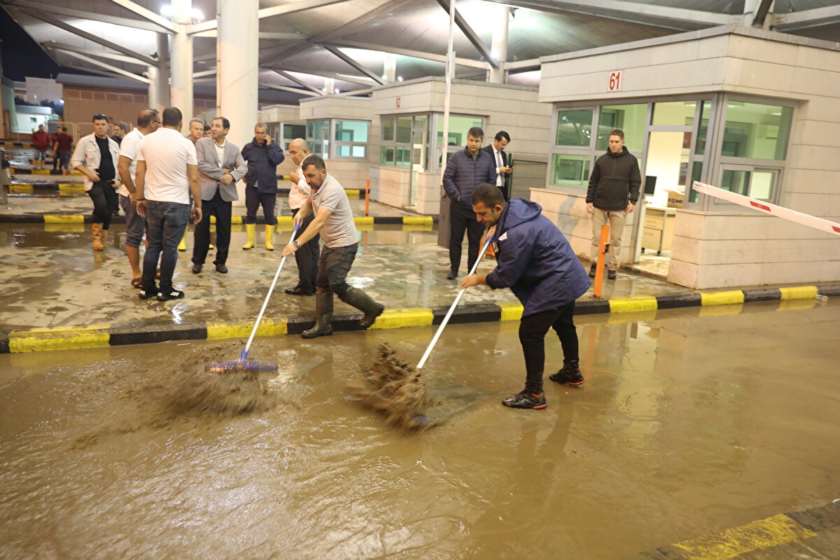 <br>Yurt dışına çıkış yapılan sahada su birikintisi nedeniyle mahsur kalan 25 civarında aracın çekiciyle çıkarılmasına başlandı.<br><br>AFAD ve Edirne itfaiyesi sahada su tahliyesi çalışmalarına devam ediyor.<br><br>