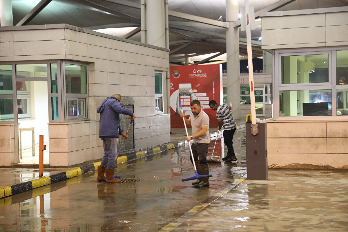 <br>Edirne Valisi H. Kürşat Kırbıyık, Belediye Başkanı Recep Gürkan, Emniyet Müdürü Mustafa Alçalar bölgede incelemede bulundu.<br><br>AFAD, İl Özel İdaresi ve itfaiye ekipleri de suyun tahliyesi için çalışmalarını sürdürüyor.<br><br>Kırbıyık, AA muhabirine, kentte beklenenden fazla kuvvetli yağışla karşılaştıklarını söyledi.<br><br>