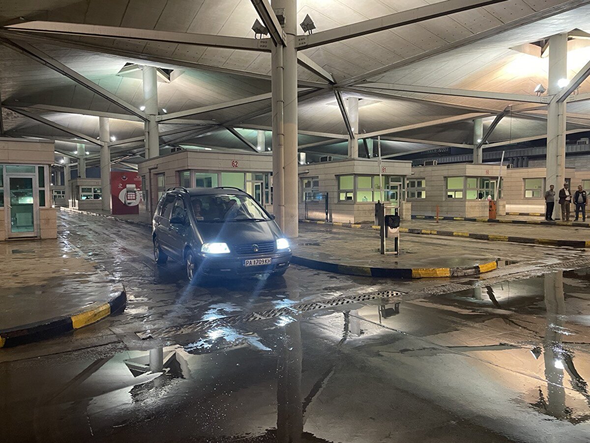 Türkiye'ye girişlerde trafik normal seyrinde ilerlerken yurt dışına çıkış trafiği durmuş, Bulgaristan'a çıkış yapmak isteyen araçlar Hamzabeyli Sınır Kapısı'na yönlendirilmişti.<br><br>
