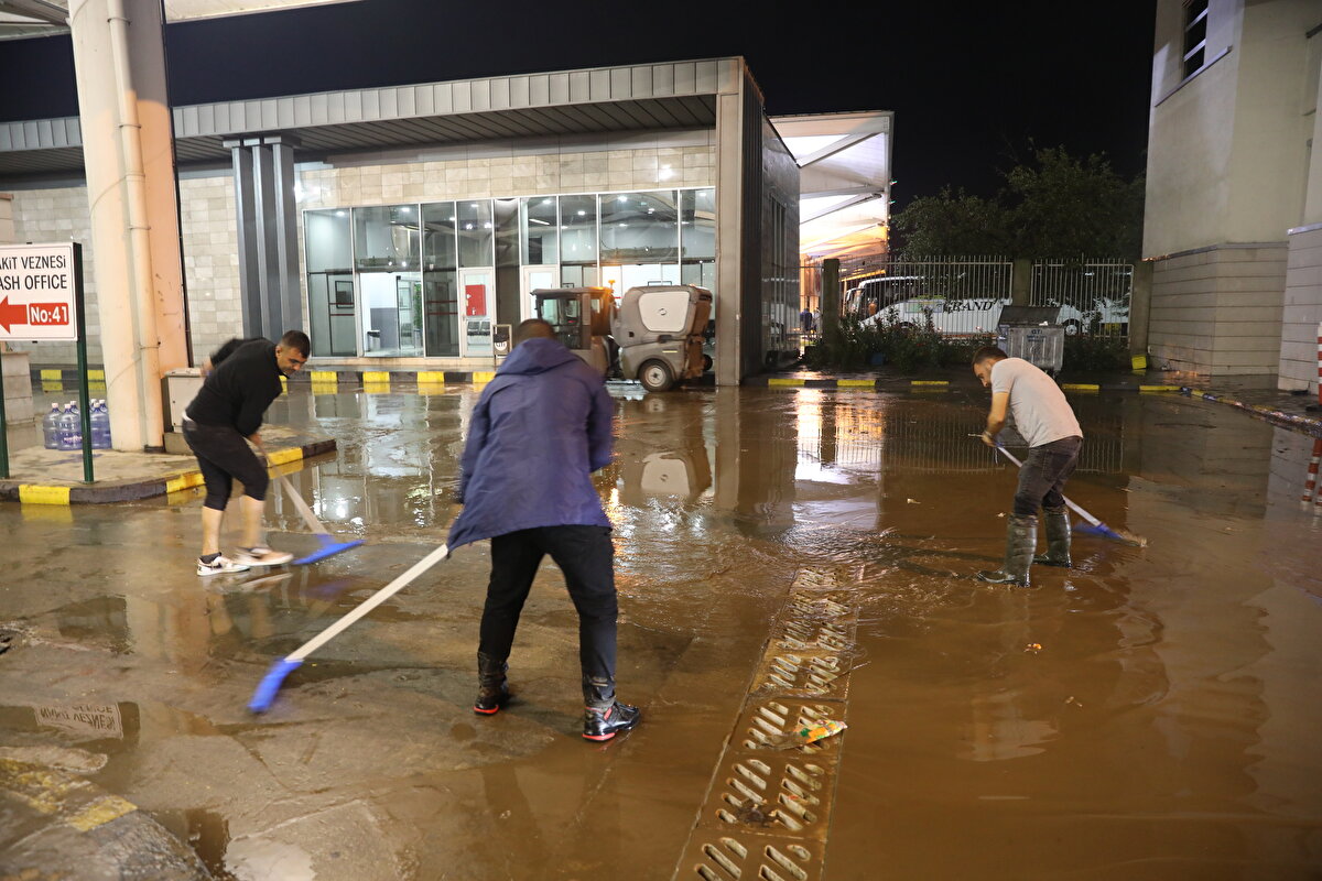 Şiddetli yağış sebebiyle sınır kapısından geliş ve gidişlerde aksamalar yaşandı. Çok sayıda araç suya gömüldü. <br><br>Polis ve jandarma ekipleri, sınır kapısından geçişleri kontrollü sağlıyor. Bazı araçların su birikintilerinden güçlükle geçtiği gözlendi.<br><br><br>