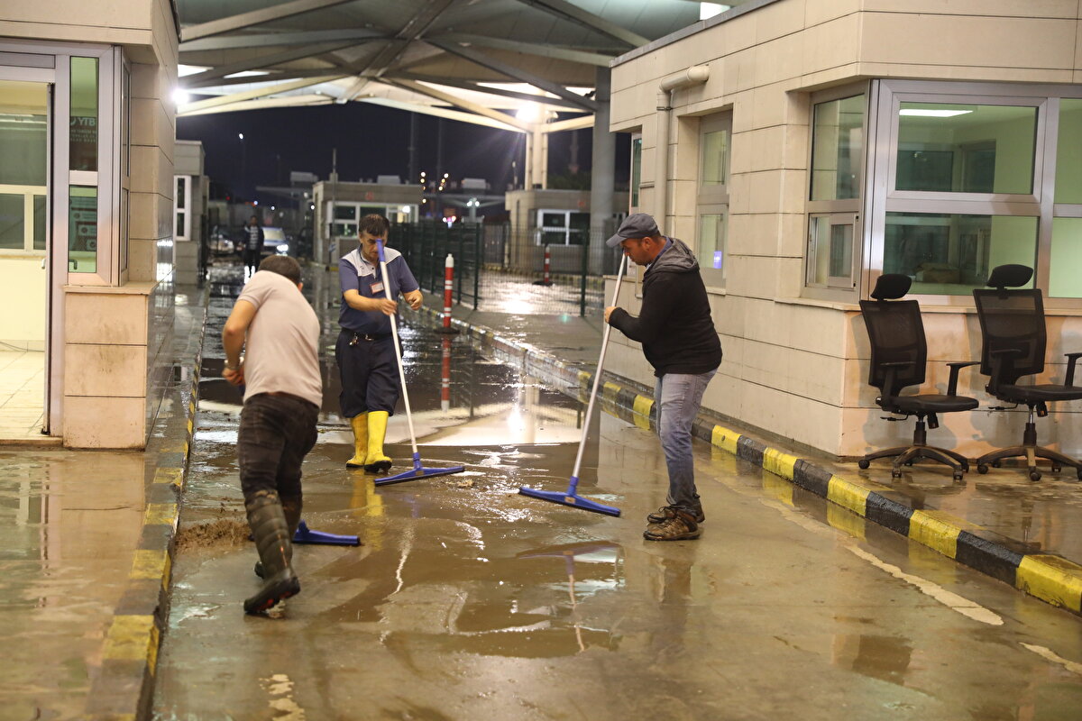 <br>Kapıkule'den Türkiye giriş trafiği normale dönerken, yurt dışına çıkışlar yoğun su birikintisi nedeniyle gerçekleştirilemiyor.<br><br>Kentte dün akşam saatlerinde etkili olan sağanak sebebiyle Kapıkule Gümrük Sahası'nda özellikle yurt dışı çıkışların yapıldığı sahada su birikmişti. Yarım metreye yaklaşan su birikintisi nedeniyle trafik durmuş bazı araçlar suda mahsur kalmıştı.<br><br>