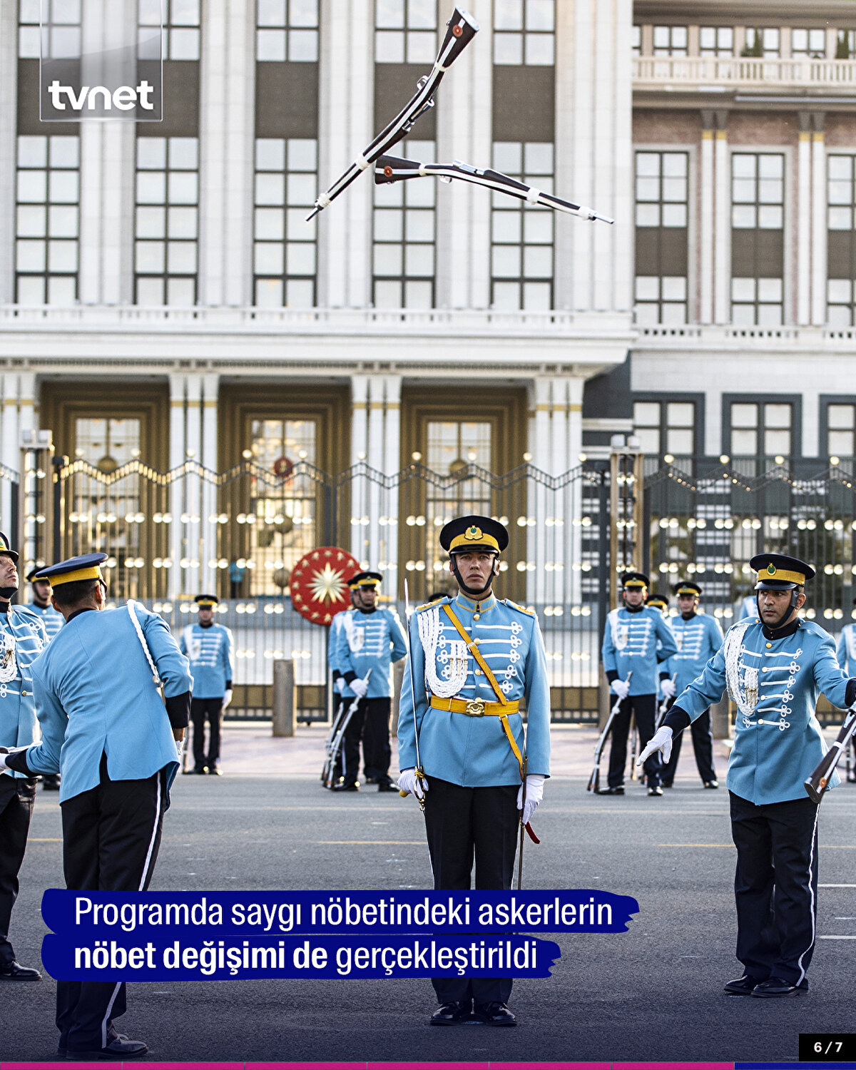 Programda saygı nöbetindeki askerlerin nöbet değişimi de gerçekleştirildi