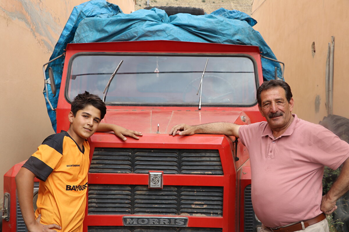 Bu marka ve model kamyonların, meraklılarının ilgisini çektiğini dile getiren Mevlütoğulları, aracını kesinlikle satmak istemediğini, görmek isteyenlere ise her zaman kapısının açık olduğunu vurguladı.<br><br>Üzerini her zaman branda ile kapattığı kırmızı renkteki kamyonun tüm parçalarının orijinalliğini koruduğunun altını çizen Mevlütoğulları, şunları kaydetti:<br><br>"Aracıma değerinde para veren çok oldu ama ben değer biçmiyorum. BMC meraklısı olduğum için satmayı hiç düşünmedim, satmayacağım. Araç 1976 model yaklaşık 10 bin kilometrede. 12 yıl önce garajdan aldık, getirdik. Olduğu gibi duruyor. Hiç binmedik aracımıza. Her zaman bakımlarını yapıyorum. Eğer bu araç bu şekilde dışarıda dursaydı, bu vaziyette olmazdı. Şu anda plaka yeri bile yok. Tüm parçaları orijinal."