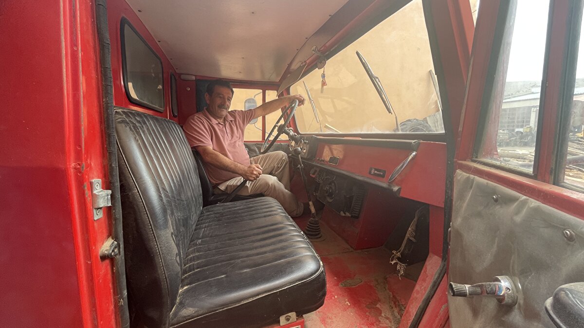 Bayburt Esnaf ve Sanatkarlar Odaları Birliği Başkanı Mevlütoğulları, 1960'lı yıllarda BMC Morris marka kamyonla nakliyecilik yapan babasının yanında 10 yıl muavin olarak çalıştı.<br><br>Baba mesleğini sürdüren Mevlütoğulları, farklı marka kamyonlarla uzun yıllar birçok ülke ve kenti dolaştı.<br><br>Mesleğe başladığı ilk kamyonu unutamayan Mevlütoğulları, 1988'de babasıyla aynı marka bir kamyon almaya karar verdi.<br><br>Mevlütoğulları, aracı Bayburt'ta bulmasına rağmen sahibini satmaya bir türlü ikna edemedi.<br><br>Zekeriya Mevlütoğulları'nın aradan geçen 22 yıla rağmen unutamadığı kamyon, sahibinin vefatının ardından 2010'da çocukları tarafından satışa çıkartıldı.