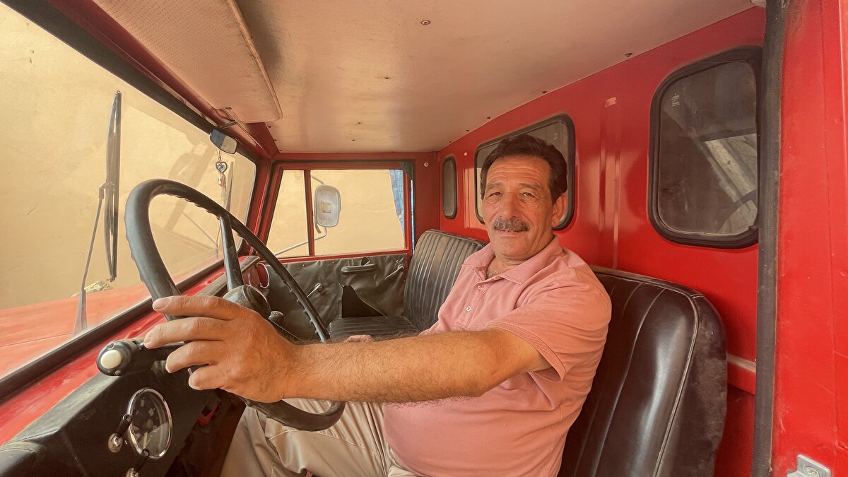 Mevlütoğulları, yıllar sonra da olsa 9 bin 232 kilometrede, tüm parçaları orijinal BMC Morris marka kamyonu satın aldı.<br><br>Bayburt Şoförler ve Otomobilciler Odası Başkanı da olan Mevlütoğulları, "Al yazmalım" adını verdiği kamyonu 12 yıldır kontağını çevirmeden iş yerinin yanındaki alanda tutuyor.