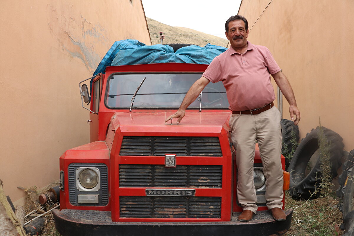 "Aracı görmek isteyenlere kapım her zaman açık"<br>Nakliyecilik yaparak 9 çocuk büyüten 65 yaşındaki Mevlütoğulları, AA muhabirine, muavinlik ve nakliyecilik işleriyle uğraştığı için çocuk yaşlardan beri kamyonlara merakı olduğunu söyledi.<br><br>Yıllarca muavinlik yaptıktan sonra 1976 yılında ehliyet aldığını anlatan Mevlütoğulları, "Aracımızı sattık, babam yine fabrikadan yeni araç aldı. Askerden geldikten sonra şoför olarak yurt içi ve yurt dışına çalışmaya başladım. O günden beri BMC marka Morres model kamyona çok meraklıydım." dedi.<br><br>Mevlütoğulları, o dönem kamyonları genellikle Avrupa'dan gelen gurbetçilerin aldığını ve garajlarında beklettiğini ifade ederek, "1988'de bu aracı almak için babamla gittim ama satmadılar. Bundan 12 yıl önce aracın sahibi rahmetli olunca satıyorlardı. Çocuklarından ben bu aracı aldım. Babamla gittiğimde alamamıştık ama ben sonrasında aldım." diye konuştu.