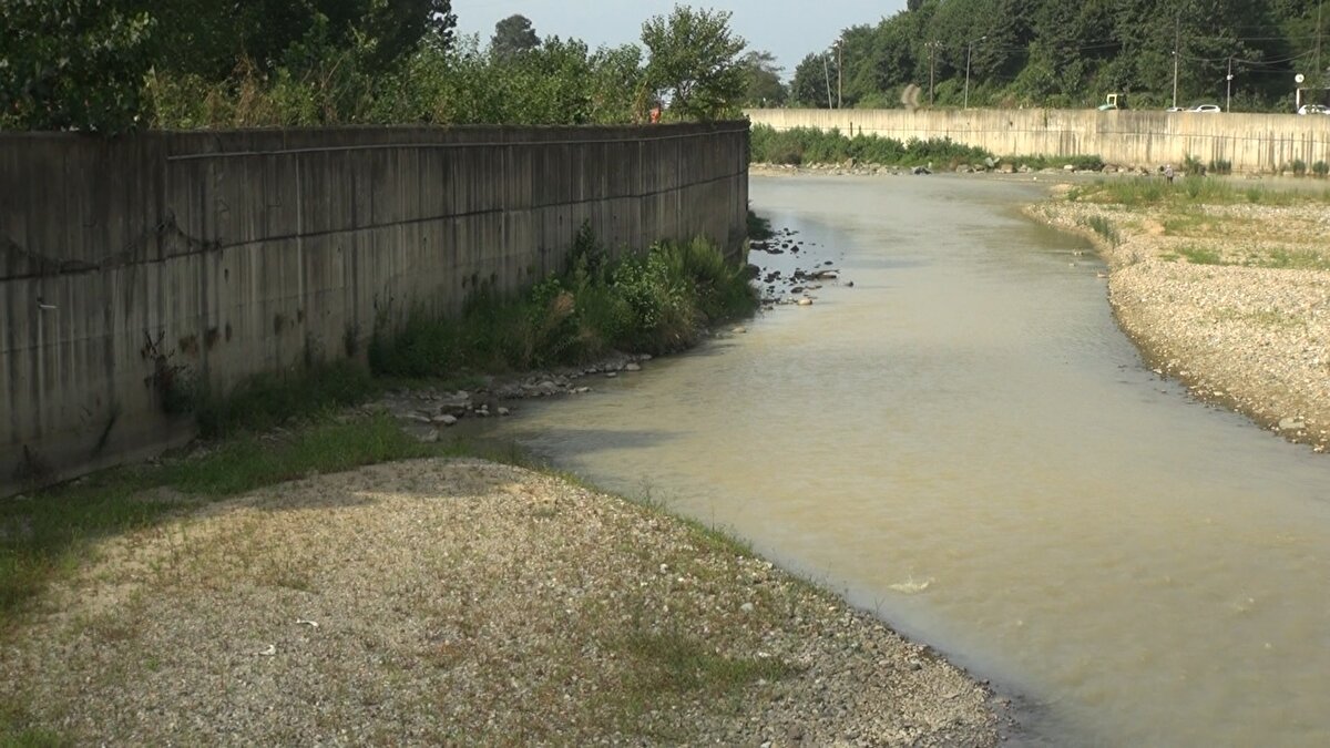 'DERELERDE SU YOK'<br>Rize'de havaların çok sıcak geçtiğini ifade eden Ömer Adalı, “Bu yaz yağmur çok az yağdı. Önceden burası yazları yağmurlu geçerdi. Bu yaz yağmur sularımız yok. Aradan sularımız kesiliyor ama vatandaşın bu konuda mağdur olmaması gerekiyor. Dereler önceden daha gürül gürül akardı, şimdi iyice suları çekildi" diye konuştu.<br>Günay Bayraktar ise “Bu yaz havalar çok güneşli geçti. Yağmur yağmayınca akan derelerimiz de kurudu. Sularımız azaldı. Bu durum bizi de üzüyor. Aradan sularımız kesiliyor" dedi.