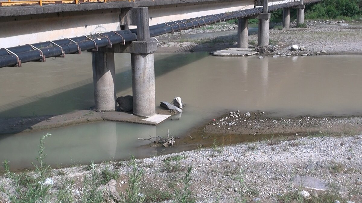 “Yıllık toplam yağış Doğu Karadeniz'de Rize'de 2 ton. Onu görenler 'burası ne kadar sulak, her tarafı şarıl şarıl su' diye düşünüyor ama aslında doğru değil. Karadeniz'de eğim çok fazla, dereler çok kısa, çok hızlı bir şekilde yağan yağmurlar denize karışıyor. Toprak derinliği çok az. Yer altı suyu neredeyse hiç yok. O yüzden Karadeniz'de 3-5 gün yağmadığı zaman kurak olur. Su kullanımı konusundaki bu çağrıların tüm yıl boyunca yapılması lazım. Bizde bazen 'kuraklık var, dikkat edin, suyu düzenli kullanın' dediğiniz zaman insanlar; 'su bitecek, tamamen susuz kalacağız deyip halılarını, perdelerini indirip yıkamaya da kalkabilir'. Panik havası yaratmak gibi tehlikeli bir yanı da var. O yüzden su kullanımı, suyu tasarruflu kullanmak her zaman öğretilmesi anlatılması gereken durum" 