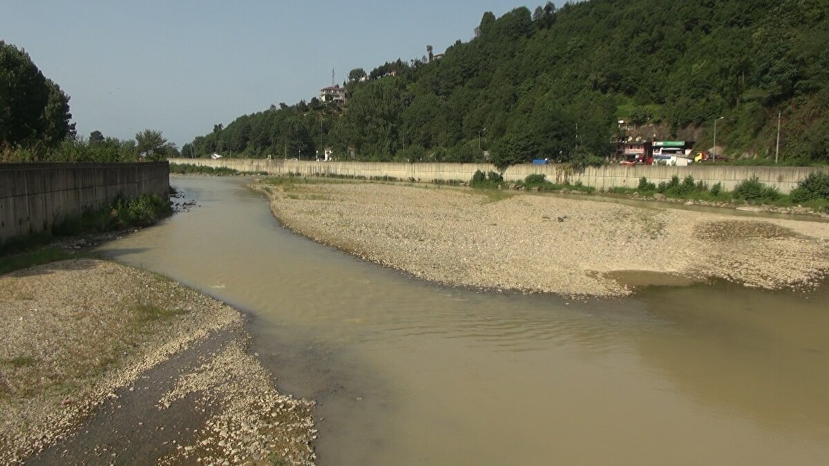 'İSRAF YAPMAMALIYIZ'<br>Rize'nin her mevsim yağış alan bir bölge olduğunu söyleyen Kenan Aloğlu, “Rize'de bu şekilde kuraklık olduğuna göre diğer şehirleri düşünemiyorum. Küresel ısınma diyorlar gerçekten bu sene bunun anlamını çok iyi anladık. Sularımızı onun için çok verimli kullanmamız gerekiyor. Bizim burada su sıkıntısı hiç olmuyordu ama şimdi bunu hissetmeye başladık. Akan sularımızı değerlendirmemiz lazım, israf yapmamalıyız" dedi.