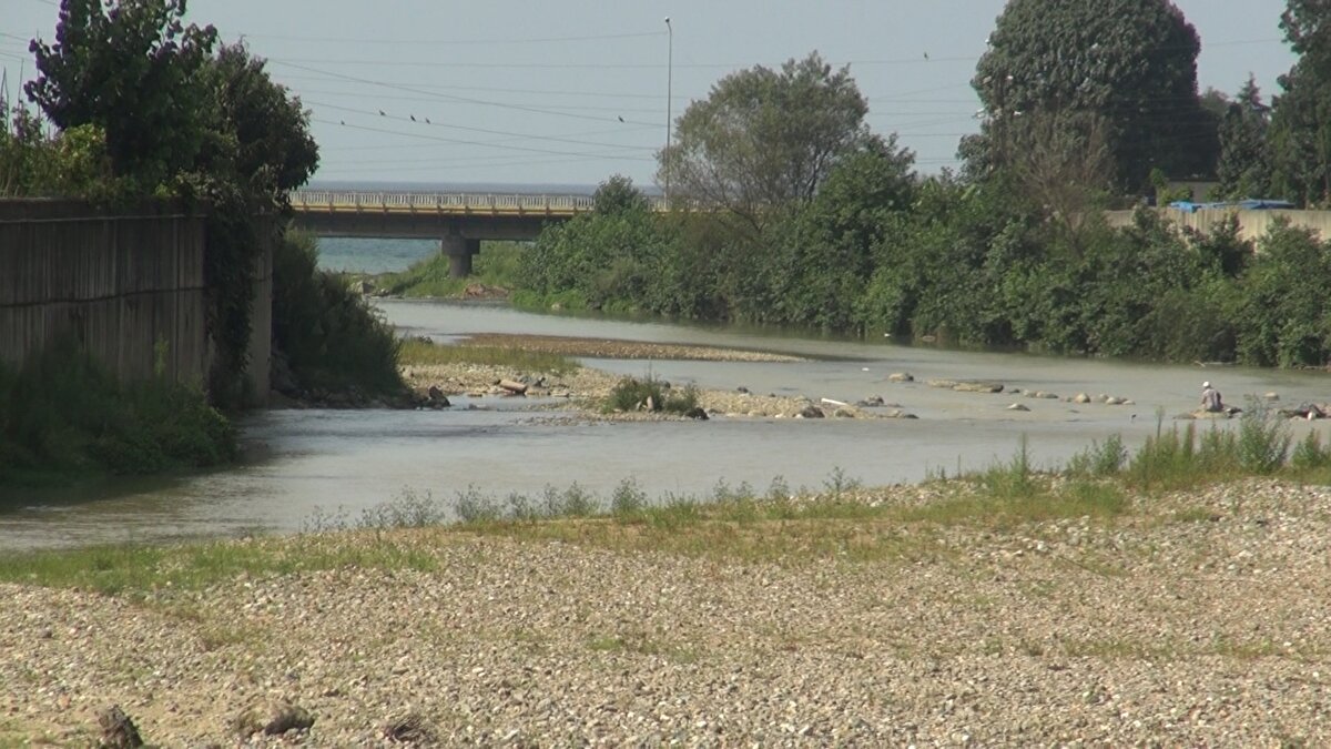 SU TASARRUFU ÇAĞRISI<br>Rize Belediyesi'nden yapılan yazılı açıklamada vatandaşların suyu tasarruflu kullanması istendi. Açıklamada, “İlimizde Ağustos-Eylül ve Kasım-Aralık ayları yağış açısından kurak geçmektedir. İlimiz; içme suyu tedariki açısından yağmur suyuna bağlı olarak yüzeysel suların arıtılmasıyla elde edilen suyu kullanmaktadır. Bu nedenle uzun süredir yağışların az olması ve buna bağlı olarak yüzeysel suların azalmasından dolayı sık sık su kesintisi yaşanmaktadır. İçinde bulunduğumuz bu süreçte daha az mağduriyet yaşamak adına bütün vatandaşlarımızı su konusunda tasarruflu olmaya davet ediyoruz. Uzun yıllar boyunca yaşamakta olduğumuz su sıkıntısını gidermek adına iki yıl önce belediyemizin DSİ ile birlikte projelendirdiği ve ilimizin su sıkıntısını giderecek olan; Andon Vadisi üzerinde yapacağımız Su Göleti Projesi'nin ihalesi yapılmış olup kısa bir sürede inşasına başlanacaktır. İvedi bir şekilde tamamlanması planlanan bu proje ile şehrimizin su sıkıntısını çözüp, sağlıklı ve kesintisiz bir içme suyuna kavuşmuş olacağız" denildi.