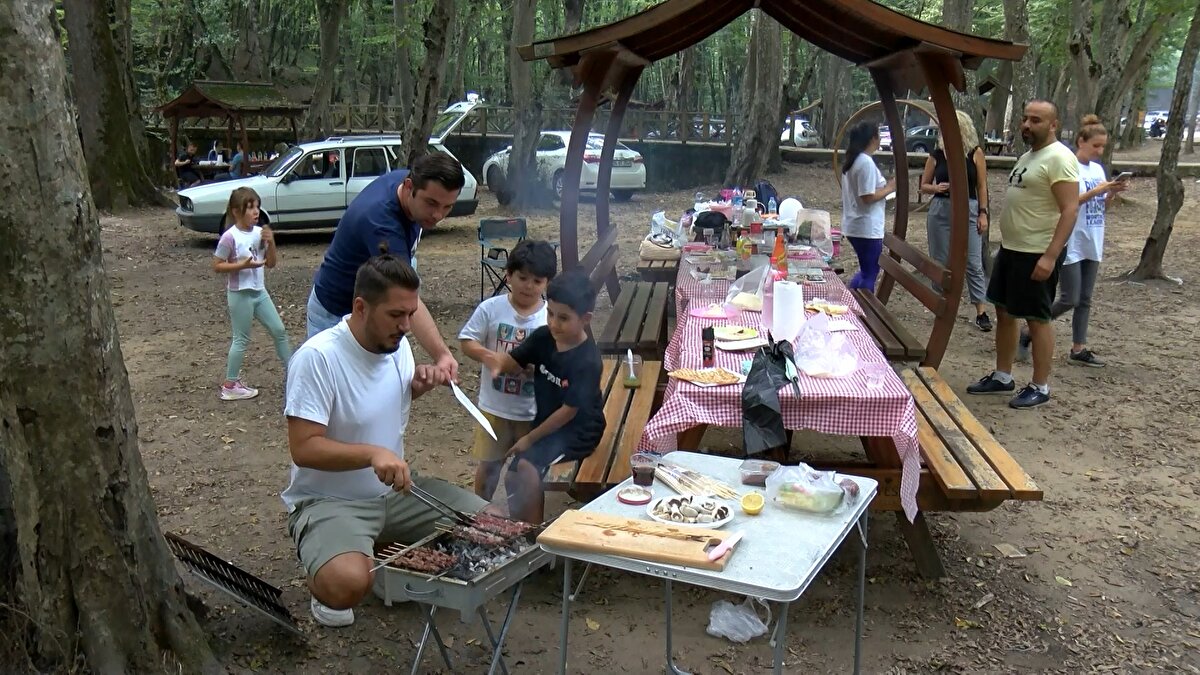 "YASAĞIN KALKMASSINI FIRSAT BİLDİK" <br>Burakcan Kurt "Kalabalık grup olarak geldik mangalımız yaktık. Yasak kesinlikle doğruydu. Orman yangınları giderek artıyordu, devletimiz böyle bir önlem aldı bizde saygı duyduk. Yasak kalkınca fırsat bilerek ailemizle geldik. Mangalımızı su ve toprak ile söndüreceğiz. Pikniğe gelen insanlar çevremizi temiz tutarsa daha güzel olacak" dedi.