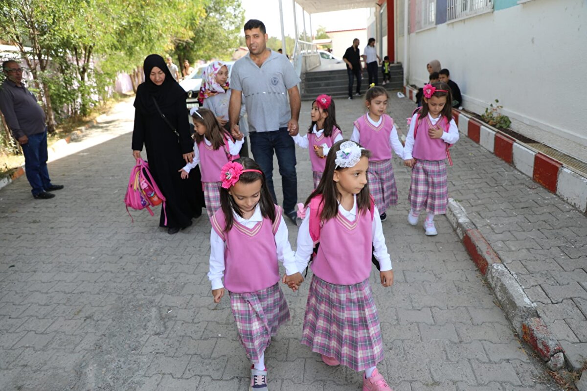 Ağrı'da bugün 25 bine yakın öğrencimiz 1'inci sınıf ve ana sınıfları ile buluşmuş oldular. Ben bu vesile ile tüm öğrencilerimize başarılar diliyorum. Yolları açık olsun inşallah. Bugün tabi beşiz öğrencilerimiz de okullarına başladılar. Bizlere renk kattılar. Biz de onları yerlerinde ziyaret ettik. Ailelerimiz çok mutlu ve huzurlu. Öğrencilerimiz yine aynı şekilde huzurlu ve mutlu. Aynı şekilde huzurlu ve mutluyuz. Ailelerimize rehberlik çalışmaları yapılıyor. Beşizlerimiz için de bu çalışmalarımız olacak. İlave bir çalışma yapılması gerekiyorsa da bunları da yapacağız"
