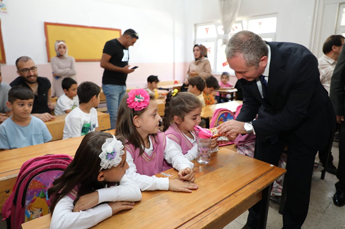 "Bugün beşiz öğrencilerimiz burada aynı sınıfta okula başlıyorlar. Biz de bugün onları okullarında ve sınıflarında ziyaret etmek için geldik. Milli Eğitim Bakanlığımızın Çerçeve Uyum Programı var. Bu program kapsamında bu hafta tüm Türkiye'de olduğu gibi Ağrı'da da öğrencilerimiz eğitim ve öğrenim görecekler. Bu programda öğrenci, veli ve öğretmenlerimize yönelik rehberlik çalışması, okul iç ve dış mekanlarının tanıtılması ve etkinliklerin yapılması gibi aktiviteler yapılacak.