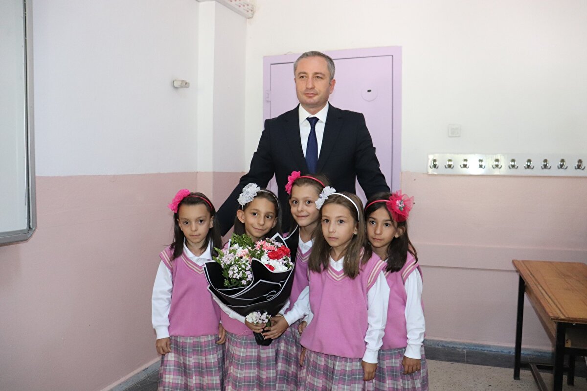 BEŞİZLER BİZİ DE MUTLU ETTİ<br>Milli Eğitim Müdürü Hasan Kökrek, aynı anda aynı sınıfta eğitim ve öğretime başlayan beşizlerin kendilerini ayrıca mutlu ettiğini belirterek, şu ifadeleri kullandı: