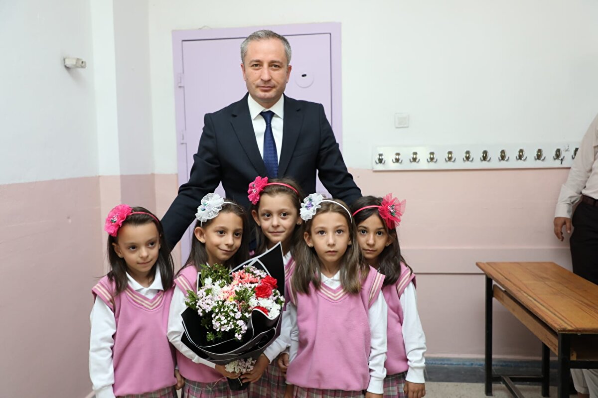 Törende en büyük ilgiyi Fırat Mahallesi'nde oturan 6 çocuklu Hatice-Fatih Yılmaz çiftinin 6 yaşındaki beşiz kızları gördü. Anne babaları ve ablaları Ecrin (9) ile okula gelen Tenzile, Rabia, Havva, Berfin ve Hiranur'a İl Milli Eğitim Müdürü Hasan Kökrek çeşitli hediyeler vererek, heyecanlarına ortak oldu. <br>Beşizlerin öğretmeni olmanın heyecanını yaşadığını belirten Emine Onat Berk, "Beşizlerin öğretmeni olduğum için ayrıca bir heyecanlıyım ve mutluyum. Bir o kadar da şaşkınım. İnşallah güzel bir yıl geçiririz" dedi.