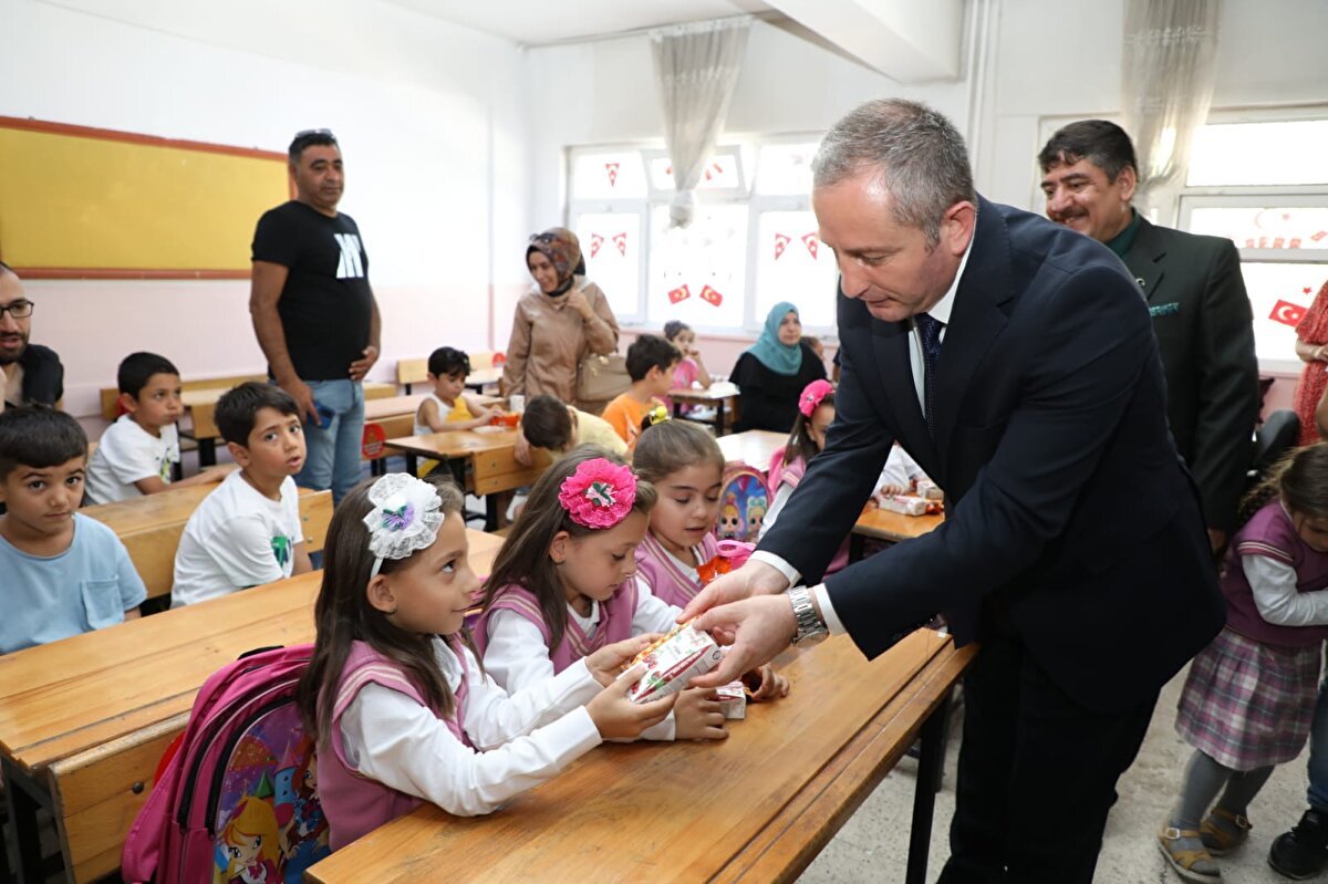 Baba Fatih Yılmaz ise kızlarının çok heyecanlı olduğunu dile getirerek, "Bugün kızlarımızın okuldaki ilk günleri. Onlarla birlikte çok heyecanlıyız. Allah zihin açıklığı versin. İnşallah başarılı olurlar. Tüm öğrencilere başarılar diliyorum. Çok sevinçliyiz. Sabah 06.00'da kalktık. Hepsini okula zor hazırladık. Bu zor olacak ama gururluyuz ve mutluyuz. Çok güzel bir duygu. Bütün öğrencilere başarılar diliyoruz" diye konuştu.