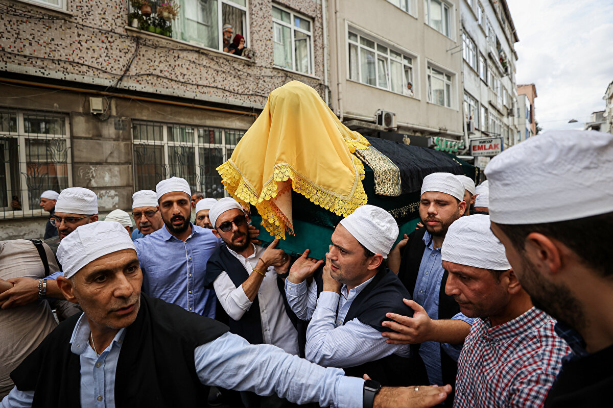 İnançer'in cenazesi Karagümrük'ten Fatih Camii'ne yaklaşık 2 kilometre omuzlarda taşındı.<br>
