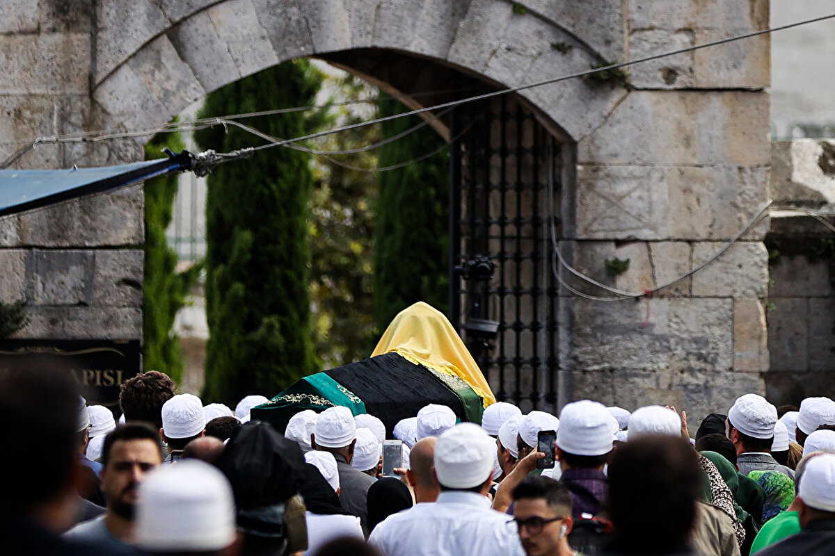 76 yaşında hayatını kaybeden Ömer Tuğrul İnançer'in cenazesi Karagümrük'teki Pir Nurettin Cerrahi Tekkesi'nden saat 14.00 sıralarında alındı.<br>