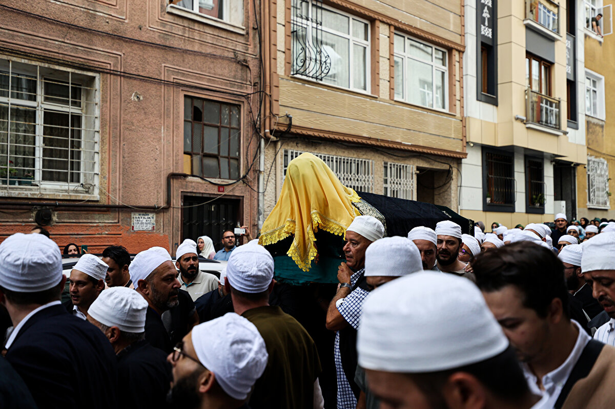 Aralarında Şarkıcı Ahmet Özhan'ın da bulunduğu kalabalık, cenazeyi taşırken dua edip ve ilahiler söyledi. İnançer'in cenazesi ikindi vakti kılınacak cenaze namazının ardından toprağa verilecek.<br>