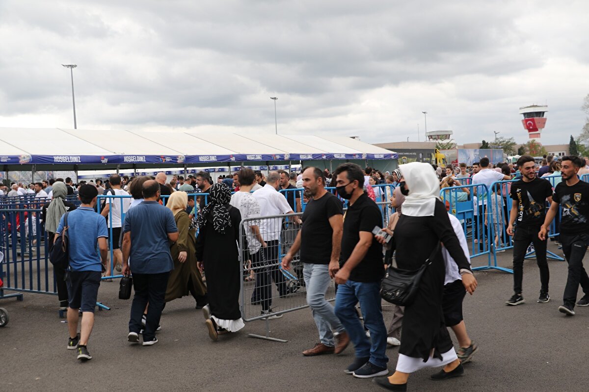 TEKNOFEST'e; 2018'de 4 bin 333 takım ile 20 bin, 2019'da 17 bin 373 takım ile 50 bin, 2020'de 20 bin 197 takım ile 100 bin, 2021'de 44 bin 912 takım ile 200 bin, 2022'de ise 154 bin takımla 600 bin yarışmacı başvuru yaptı.