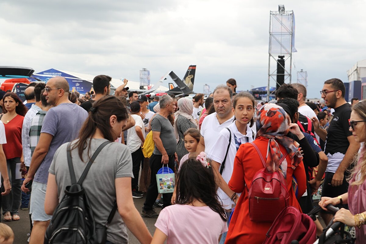 4 bin 333 takım ve 20 bin başvuru ile 2018'de başlayan TEKNOFEST'e 5'inci yılında, 81 il, 107 ülkeden 154 bin takımla katılan 600 bin genç, 40 ayrı dalda projeleriyle yarıştı.