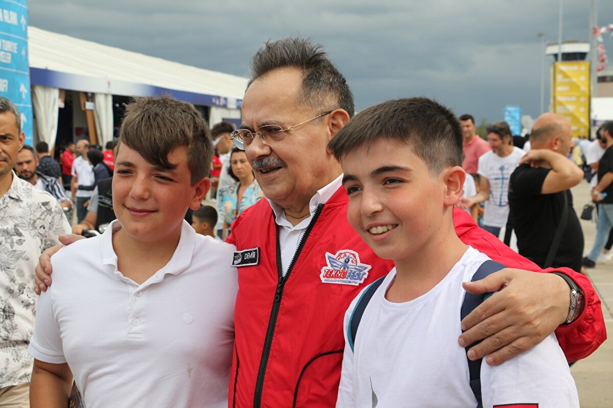 Biz TEKNOFEST'le ilgili 11 ay boyunca çalıştık. Tekkeköy ve Çarşamba ilçelerimizde 50 bin araçlık bir otopark alanı oluşturduk. Özellikle ulaşım ağları için de planlı bir çalışma yürüttük" diye konuştu.