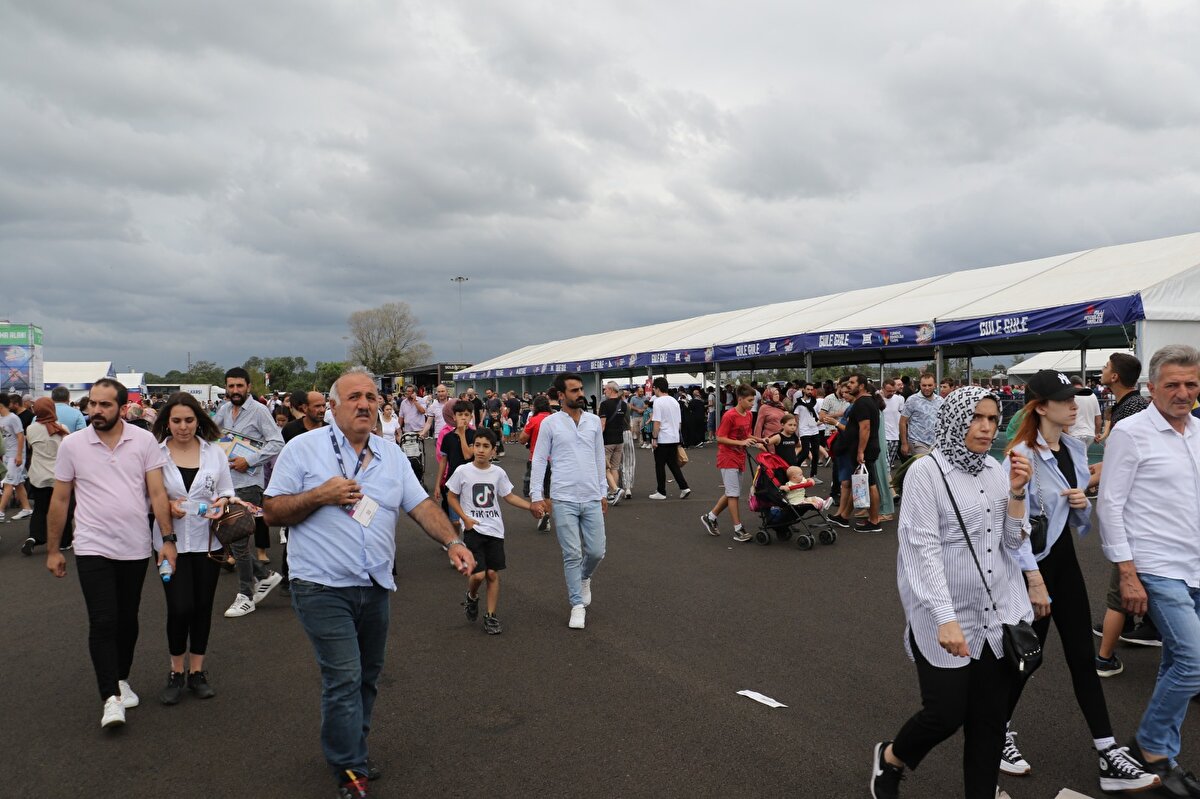 <br> Genci yaşlısı tüm halkımızın yoğun ilgisi ile ve teveccühü devam etti. İlk 5 günde 630 bin gibi bir ziyaretçi rakamına ulaştık, bu gerçekten devasa bir rakam. Ve son günün katılımcı sayısı da onaylandığı zaman bu rakamın daha da artacağını biliyoruz.