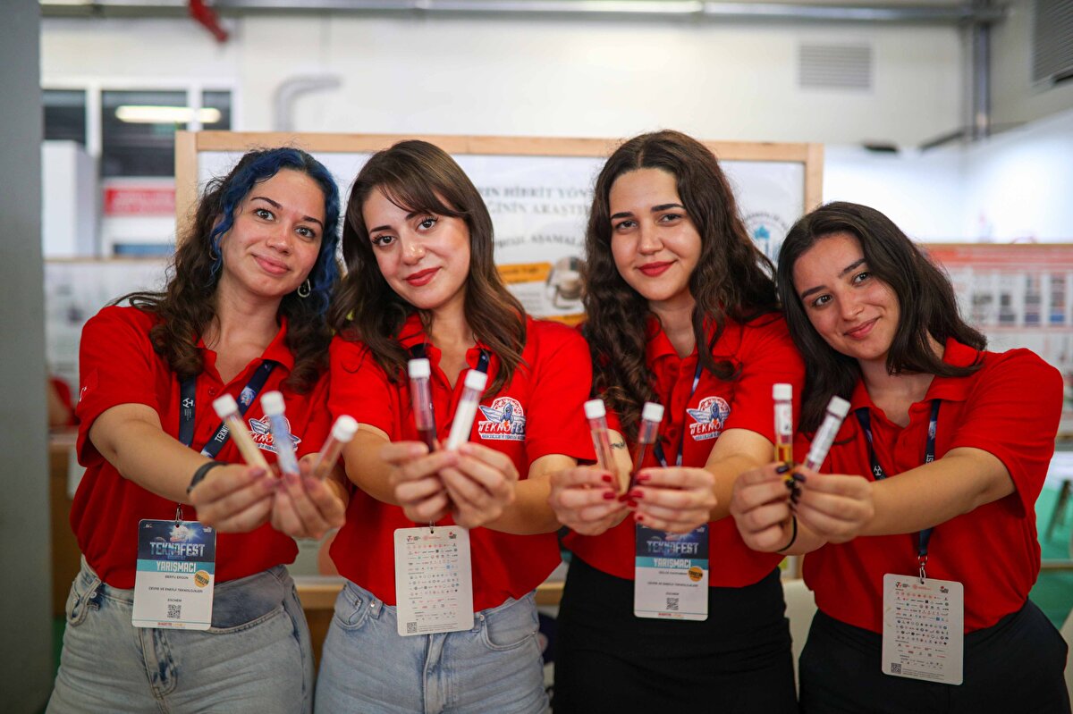 "Biliyorsunuz TEKNOFEST, İstanbul'un dışında 2'inci kez Anadolu'da yapılıyor. Samsun'da yapılmasına karar verilince T3 Vakfı yetkilileri ile bir araya geldik. Dolayısıyla çok iyi bir çalışma ve koordinasyonla güzel bir hazırlık sürecinden geçtik. 30 Ağustos'ta açılışını yaptık. Açılışa kadar adım adım her gün bu heyecanı şehir olarak hissettik ve yaşadık. Hazırlık sürecindeki yorgunluğumuzu açılışla beraber aşmayı başardık. Beklediğimizin üzerinde bir katılımla da tamamlamayı başardık. Belediye başkanı olarak ben de bu şehrin en mutlu insanıyımdır herhalde"