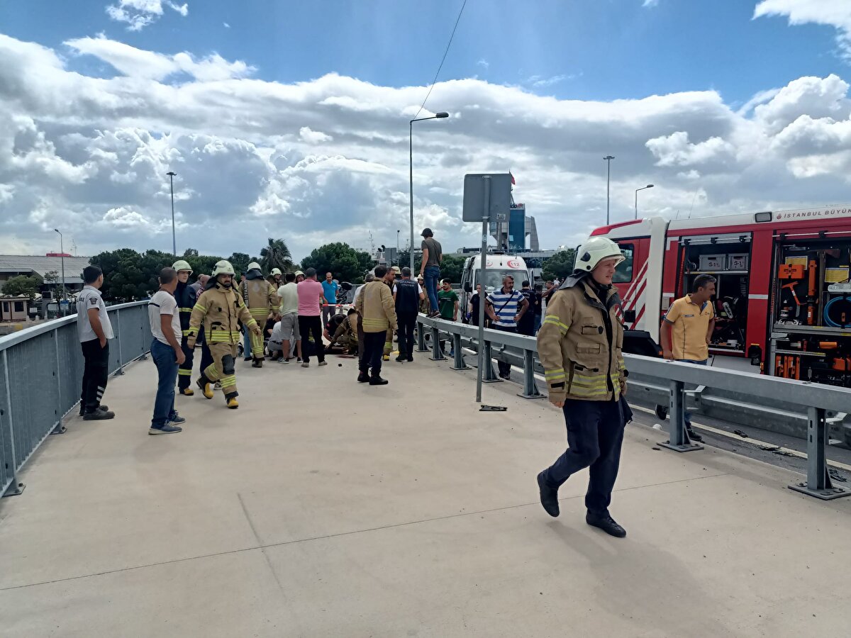 Yenikapı Sahil Kennedy Caddesi'nde plakası ve sürücüsünün kimliği henüz öğrenilemeyen İETT otobüsü, önündeki araçlara çarptı.<br>