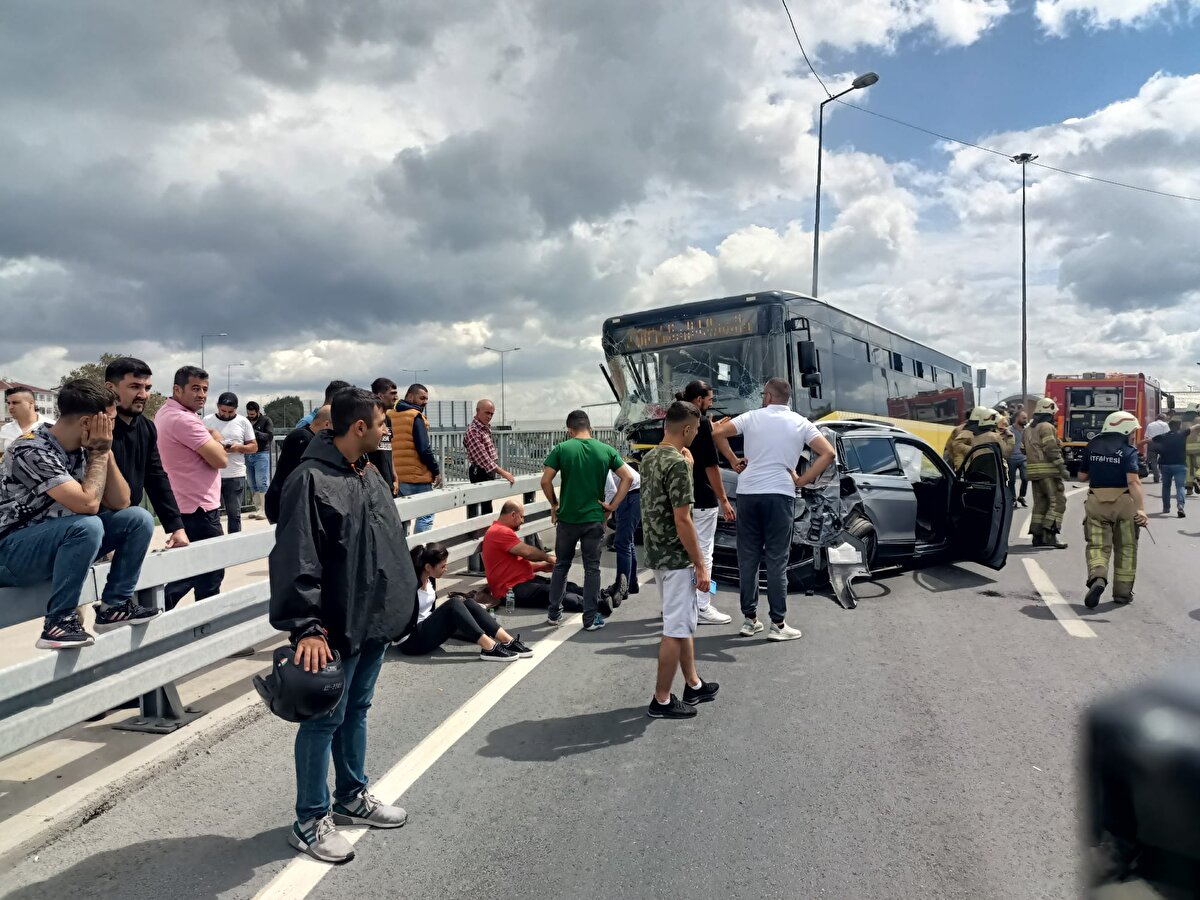 Sahil Kennedy Caddesi kaza nedeniyle çift yönlü trafiğe kapatıldı.