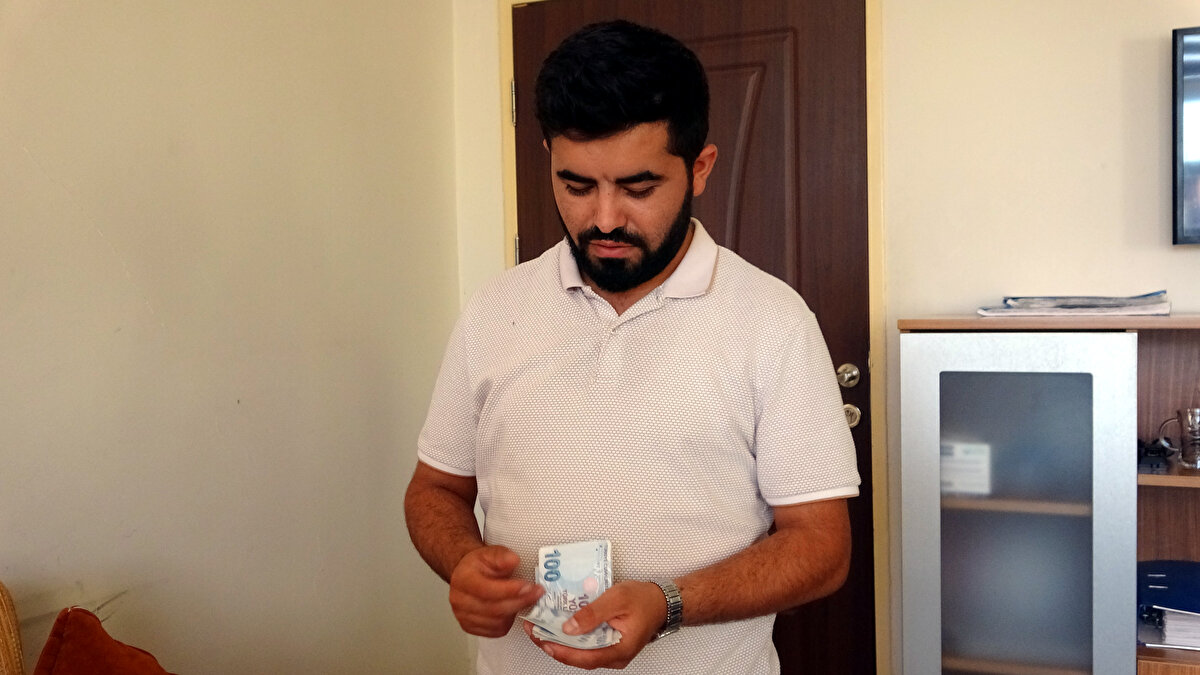 Geri dönen Ömer Uludağ, paraya ulaşamayınca polis merkezine giderek durumu bildirdi. Uludağ'ın ardından da Bülent Keser polise giderek ATM'de 1000 TL unutulduğunu, parayı sahibine ulaştırmak istediğini söyledi.