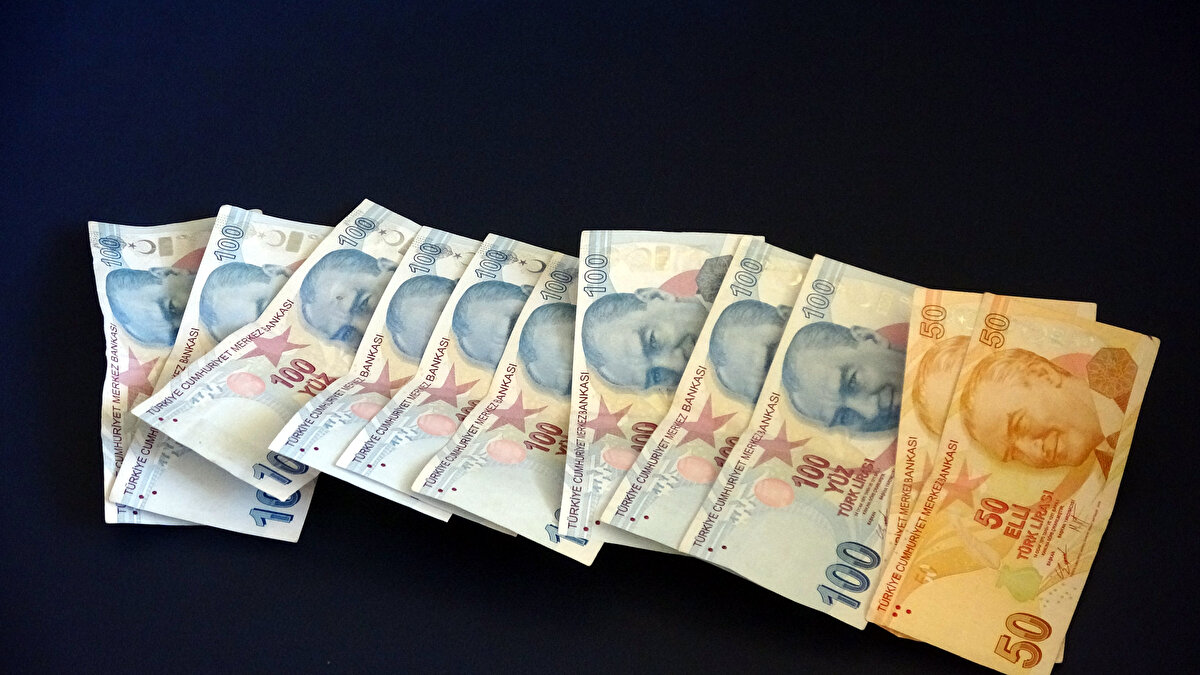 Çorum'dan kardeşini ziyaret etmek için Van'ın Erciş ilçesine gelen imam Ömer Uludağ, Sahil Kent Mahallesi'nde ATM'den 1000 TL çekti. Uludağ kartını aldı, ancak parayı ve makbuzu unuttu. Bir süre sonra aynı ATM'yi kullanan 3 çocuk babası müzisyen Bülent Keser, durumu fark edip parayı ve makbuzu aldı.