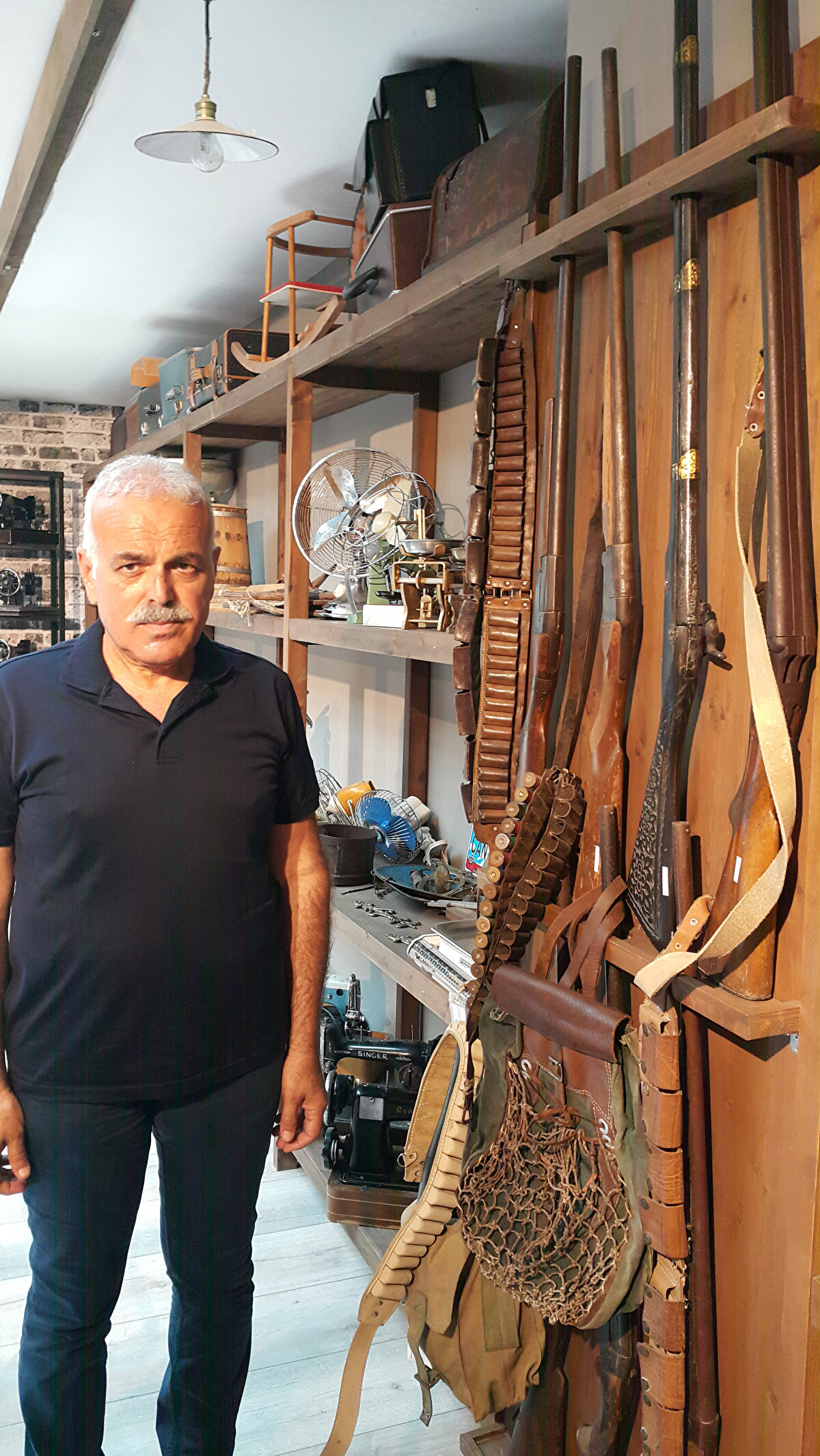 7 BİN ÜRÜN <br>Koleksiyonda 7 bin civarında ürün olduğunu aktaran Fatih Tatar, şunları söyledi:"Koleksiyonumuzun özelliği, bütün ürünlerin halihazırda bakımlarının yapılmış, faal ve kullanılabilir olmasıdır. Daktilolar haricinde burada olan ürünlerin tamamına yakınının satışını yaptık. Satışını yapmadığımız, o dönem bizim sattığımız ürünlerin rakibi olan ürünleri de koleksiyonumuza aldım. Bu sergi bir anlamda bizim işletmemizin tarihini de yansıtıyor. Ayrıca Türk iş dünyasının 1960'tan itibaren yüzde 100 yerli ürettiği, veya yerli- yabancı firmaların birlikte ürettiği, ithal ettiği ürünler de sergide var. Bu ürünler Türkiye'de ailelerin yıllardan beri kullandığı, bazıları ise hala bile vazgeçilmez olan ürünler."<br>