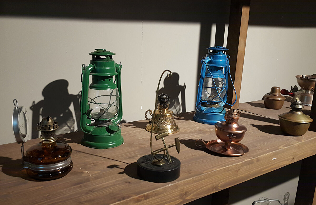 Türkiye'de 1982 yılında renkli televizyon yayınlarına geçildiğini anımsatan Fatih Tatar, “İlk renkli televizyon yayına başladığında biz de renkli televizyonları satmaya başlamıştık. Bugün hiç önem verilmeyen tüplü televizyonun o günkü şartlarda ciddi ekonomik değeri vardı. Ben hiç unutmuyorum, Manavgat'ın en yüksek mülki amiri olan kaymakama televizyon satmıştık. O dönemin kaymakamı bana, 'Ben buna kolay ulaşabiliyorum. 3 aylık maaşımla renkli televizyon alabiliyorum' demişti. Bugünkü şartlarda düşündüğümüzde bu, sanayi ürünlerine ulaşmanın en ciddi örneğidir" diye konuştu.<br>