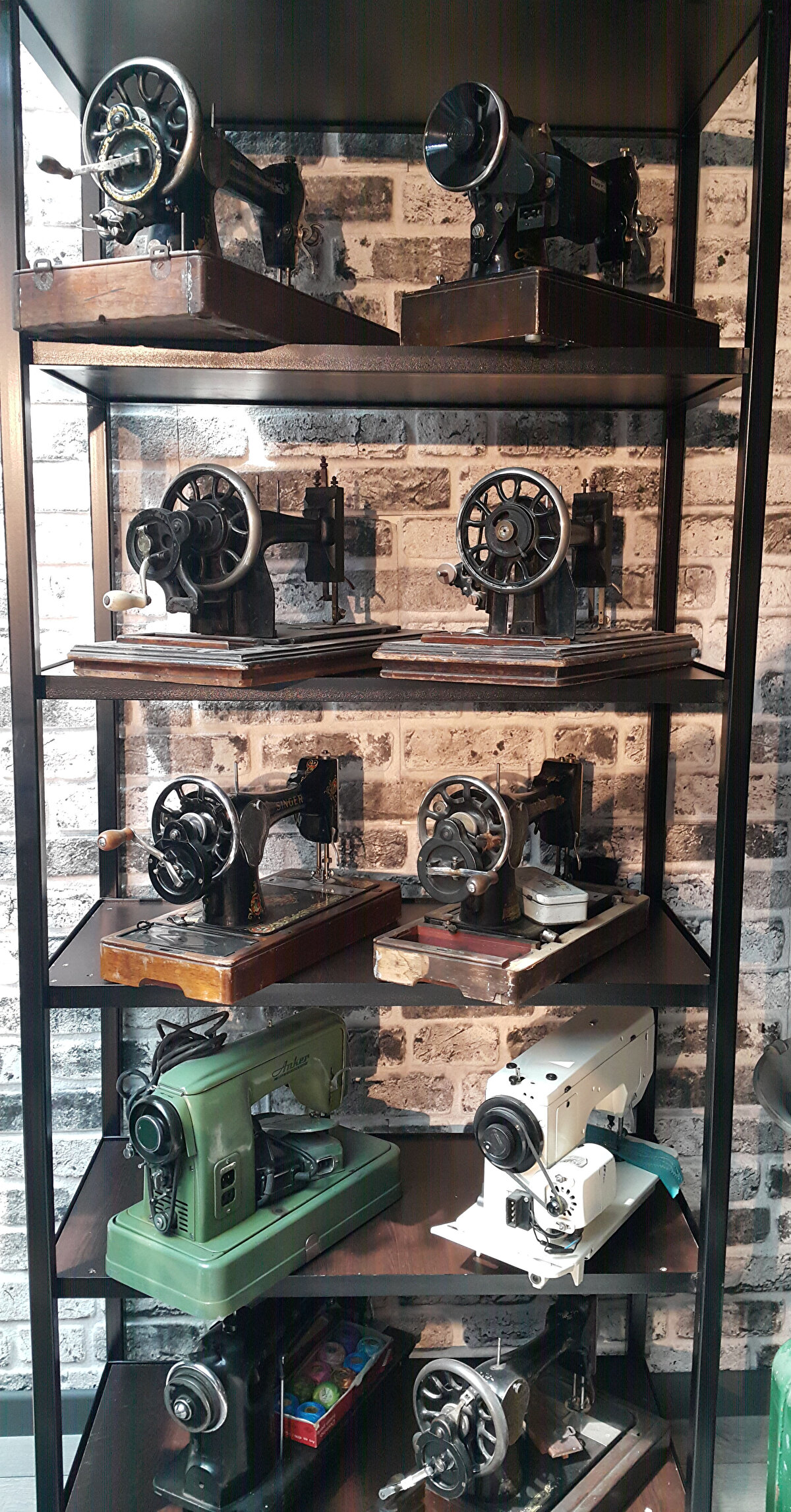 İLK İTHAL PİKAP <br>Koleksiyonlarında ilk ithal edilen pikaplardan birinin de bulunduğunu belirten Tatar, şunları söyledi:“1960'lı yıllarda radyo ve pikap da satmıştık. İlk ithal edilen pikaplardan biri koleksiyonumuzda. Ayrıca 2'nci Dünya Savaşı'nın hemen ertesinde üretilen lambalı bir radyo da var. Bu radyoların en büyük özelliği hem alıcı hem de verici özelliğinin olması. Yani telsiz özelliği vardır. Avrupa'da bombardıman başlayınca sığınaklara giden insanlar, diğer insanlarla konuşmak ve onlardan haber alabilmek için bu şekilde yapılmıştır." Fatih Tatar, Osmanlı devletinin son yıllarında üretilen bir düdüklü tencerenin de koleksiyonda olduğunu kaydetti.Gençliğinde kendisini etkileyen en önemli cihazlardan birinin daktilo olduğunu ve daktilolara tutku derecesinde bağlılığı olduğunu, bu nedenle daktilo koleksiyonu yaptığını anlatan Fatih Tatar, “Biz daktilo satmadık. Ben geçmişte onlara ulaşmak için ciddi zorluk yaşadım. Bu durumun bende oluşturduğu içgüdüsel davranış nedeniyle koleksiyonumuza daktiloları da eklemeye karar verdim. Öyle ki, 1970'li yıllarda daktilo sahibi olmak çok zordu. Mesela o dönem 13 bin nüfuslu Manavgat'ta resmi daireler haricinde toplam daktilo sayısının 10'un altında olduğu düşünüyorum" dedi.