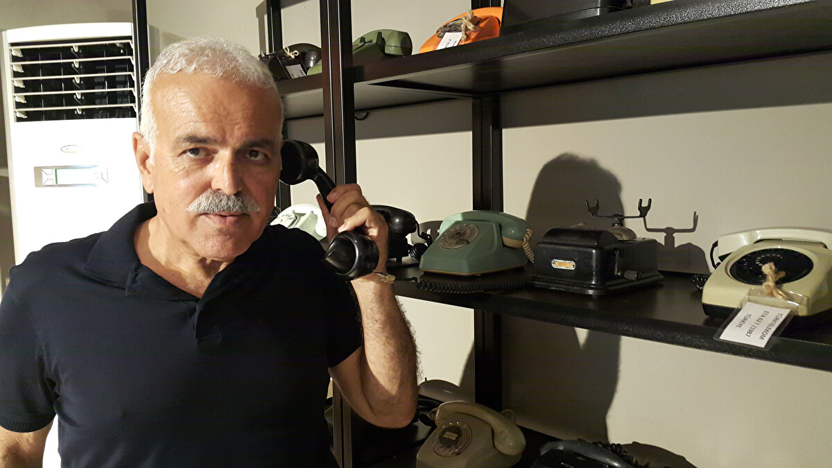 Manavgat'ta mobilya ve beyaz eşya mağazası bulunan Fatih Tatar, mağazasının en üst katında yaptığı düzenlemeyle çoğunluğu ailesinin 1955 yılından bu yana sattığı ürünlerden oluşan koleksiyonunu sergilemeye başladı. Sergilenen ürünler arasında 1900'lü yılların başında üretilen düdüklü tencereden en eski ütülere, ilk çıkan renkli televizyondan kollu çevirmeli telefonlara, lambalı radyolardan pikaplara, bisikletlerden motosikletlere, dikiş makinelerinden ilk üretilen tombul tüplere, av tüfeklerinden cumhuriyetin ilk yıllarında kullanılan arşına ve kollu teraziye kadar 7 bin ürün bulunuyor.<br>