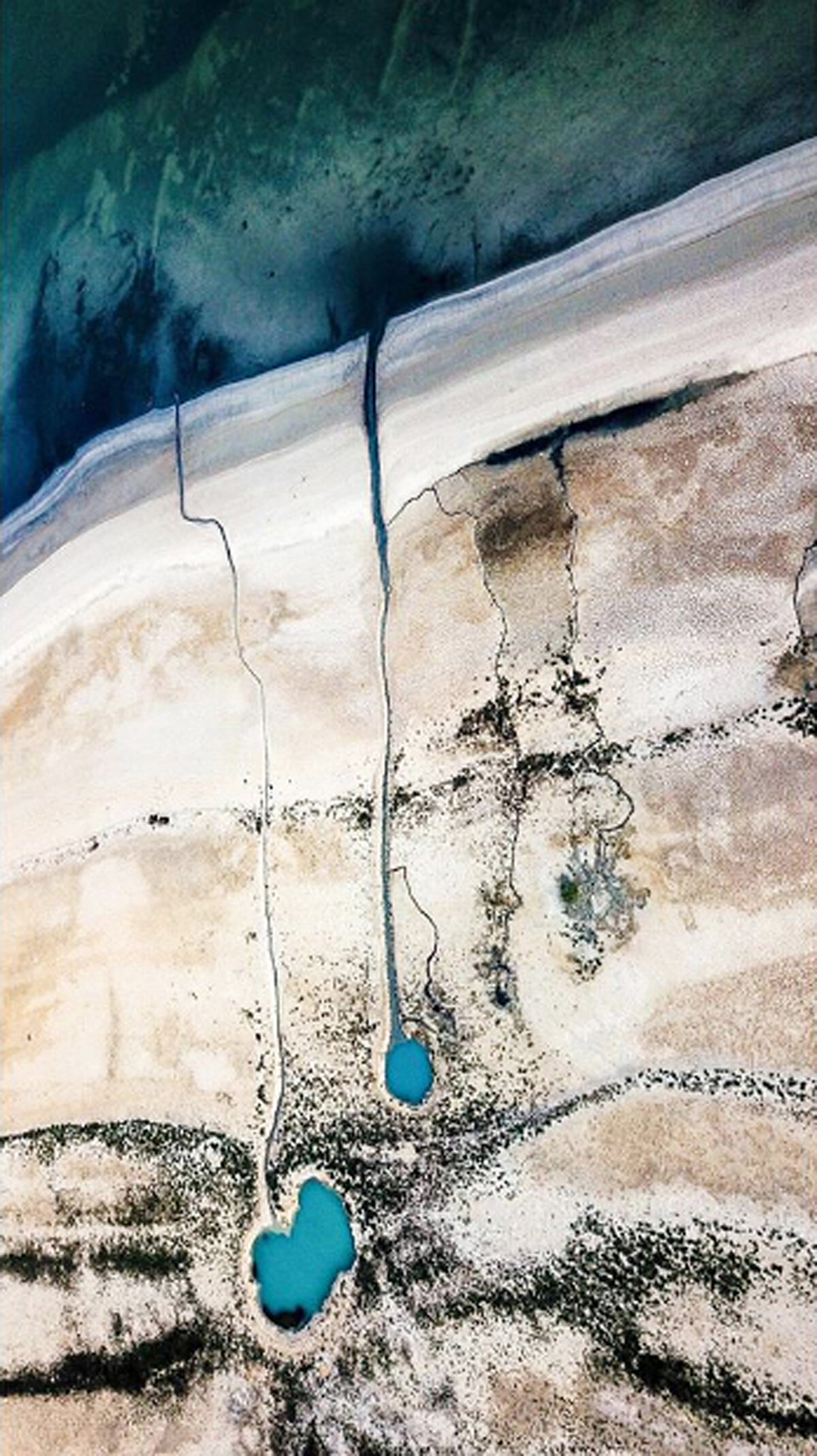 Türkiye Tabiatını Koruma Derneği (TTKD) Bilim Danışmanı Dr. Erol Kesici, Burdur Gölü'nde göl aynasının yüzde 45 oranında küçüldüğünü belirterek, 50 yıl önce 7,5 milyar ton olan su kapasitesinin 3,4 milyar tona düştüğünü söyledi. 2018'de gölün kuruyan alanlarındaki su birikintilerini fotoğraflayıp, 'Burdur Gölü'nün gözyaşları' diyerek paylaşan doğa fotoğrafçısı Tamer Yılmaz ise 4 yıl sonra kurumanın hızla arttığı bölgede yeni çektiği kareyi bu kez 'Burdur Gölü kan ağlıyor' notu ile paylaştı.<br><br>