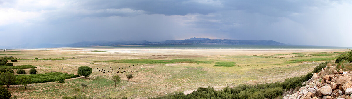 "SONDAJLARA SON VERİLMELİ VE KAPATILMALIDIR"<br><br>Söz konusu kurumanın bu şekilde devam etmesi halinde, 2030- 2040 arasında yüzey alanının yüzde 70'inin kaybolacağının öngörüldüğünü vurgulayan Dr. Kesici, şu uyarılarda bulundu:<br><br>"Gölün doğal dengesi, ekosistemiyle birlikte mutlak suretle korunmalı. Havzadaki tarımsal veya yerleşim amaçlı tüm kıyı işgallerine son verilmeli. Gölü besleyen yer altı suları ve yüzey sularının akışlarına müdahale edilmemeli. Sondajlara son verilmeli ve kapatılmalıdır. Tarım ve hayvancılık modern uygulamalarla yapılmalıdır.<br><br>