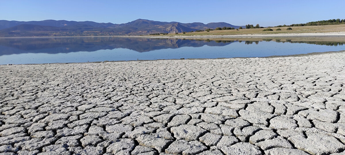 SONDAJLAR VE AŞIRI KİRLİLİK<br><br>Dr. Kesici, göl havzasında on binlerce yasal veya kaçak sondaj bulunduğunu, gölü besleyen yer altı su kaynaklarının da bu şekilde çekilmesi ile su seviyesinde düşüş olduğunu kaydetti. Dr. Kesici, Burdur ve Isparta'daki tesisler ve atıklar nedeniyle de aşırı kirlilik yaşandığını belirterek, bunun kuruma gerekçesi olduğunu söyledi. Dr. Kesici, göl kenarında yasak olmasına rağmen hayvan otladığını, bu durumun da sıkıntı oluşturduğunu ifade etti.