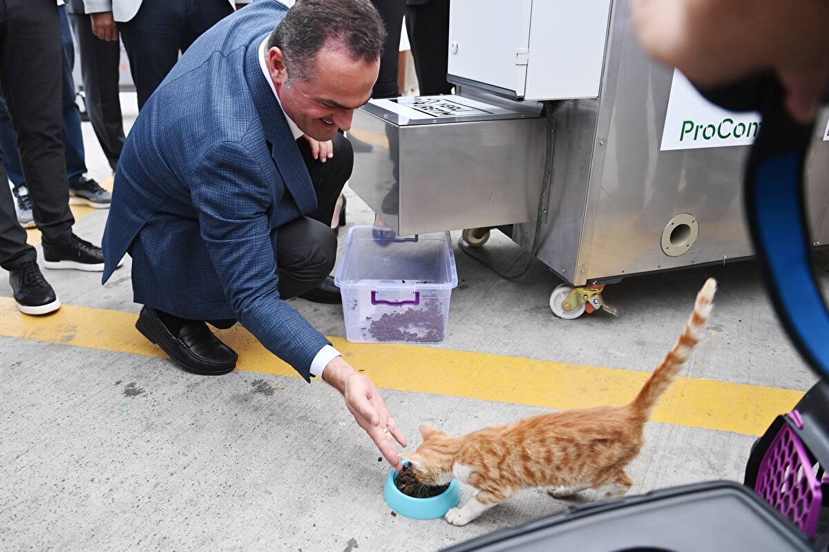 ProCompo Çevre Teknolojileri Yönetim Kurulu Başkanı Esra Cevahir ise, “Mama makinası dünyada ilk defa hem mama hem kompost yapan tamamen yerli ve bizim üretimimiz Türk malı ve gururla söylediğimiz bir makinedir. Kompost için de mama için de yüzde 70 civarı bertaraf olur. Geri kalanı net üründür. Mesela şu an bu makineden 70 kilogramlık bir mama elde ettik. Başkanımızın da dediği gibi belediyelerimizin artık bu makineyle mama masrafı kalmayacak duruma gelecek” şeklinde konuştu.<br><br>