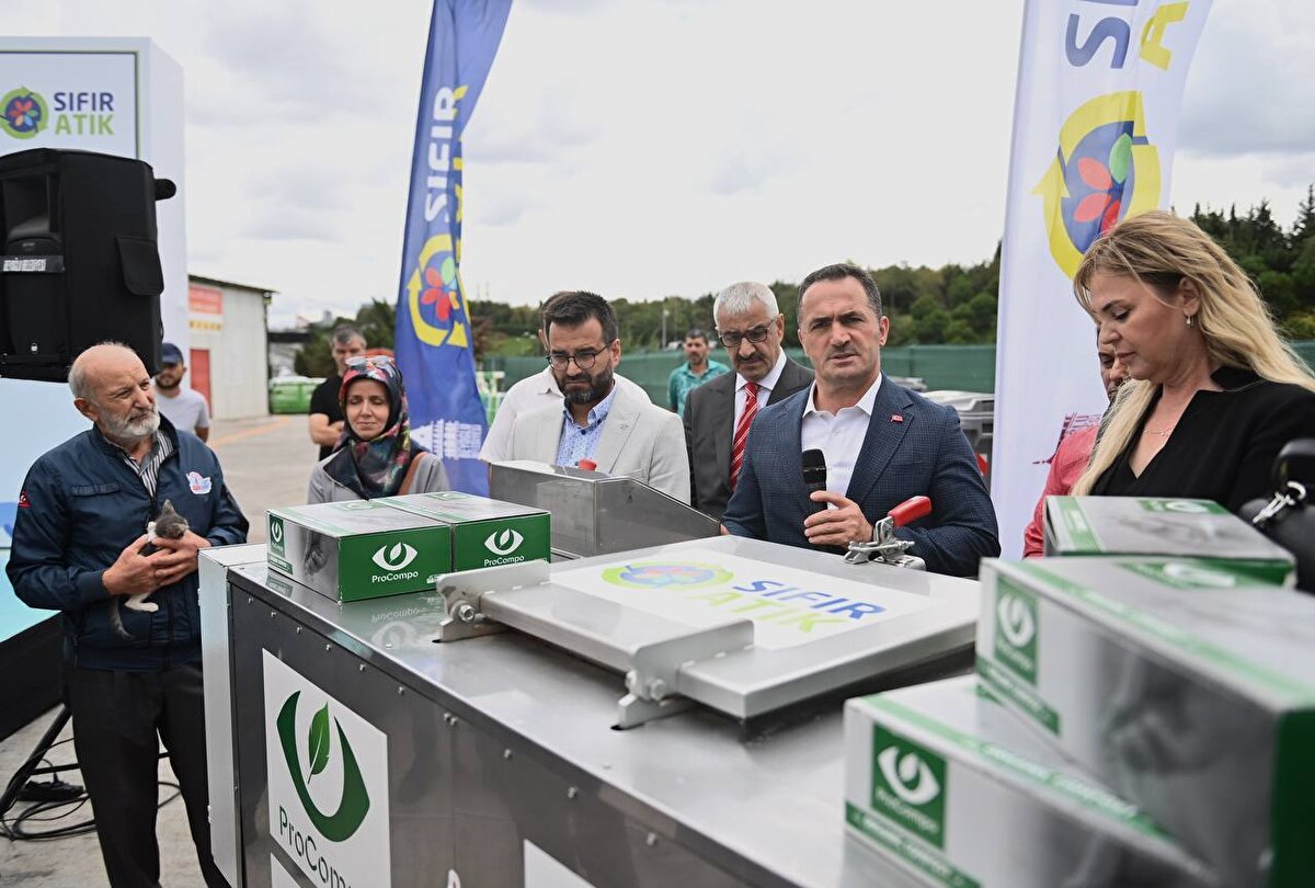 Başkan Yıldız, “Bugün Beyoğlu Belediyesi olarak bir ilki gerçekleştiriyoruz. Bundan sonra da belediyemizin mutfağı ve yemekhanesinde, lokantalar ve restoranlarla ve diğer turizm sektöründeki mekanlarla işbirliği yapmak suretiyle bunu yaygınlaştırmayı düşünüyoruz. Beyoğlu’nda hayvanların mama ihtiyacını karşılıyoruz. Artık yemek atıklarından üretilen bu mamayla da Beyoğlu’nun hayvanlarının mama ihtiyacını karşılamış olacağız. Bizim evlerimizde ürettiğimiz yemek atıkları artık mamaya dönüştürülmüş bir şekilde bize emanet edilen canlara ulaşacak. Beyoğlu’nda yine bir ilke başlayacağız, belediyemizin personelini bu anlamda tebrik ediyorum. Yemek atıklarının mamaya dönüştüğü bu sistemi hep birlikte Beyoğlu’nda yaygınlaştıracağız. Mama Makinası 4 üniteden oluşuyor. Fermantasyon dediğimiz aşamadan sonra yemek atıkları mamaya dönüşüyor” ifadelerini kullandı.