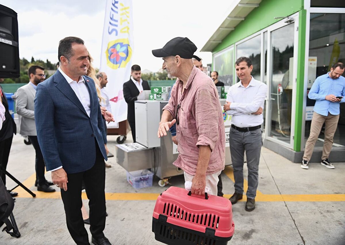Projenin tanıtım toplantısında konuşan Beyoğlu Belediye Başkanı Haydar Ali Yıldız, “Beyoğlu’nda bir ilki daha gerçekleştiriyoruz. Bize emanet edilen canların hayatlarını daha sağlıklı bir şekilde devam ettirebilmesi konusunda bir çalışma başlatıyoruz. Her atık çöp değildir anlayışıyla israfın olduğu dünyamızdaki, Türkiye’mizdeki yemek atıklarının dönüştürülmesi konusunda bir çalışmaya imza atıyoruz. Özellikle geri dönüşüm konusunda saygıdeğer Cumhurbaşkanımız ve eşi her gün bir tasarrufta bulunuyorlar. Beyoğlu Belediyesinin birinci sınıf geri dönüşüm belgesi olan atık getirme merkezinde zaten daha önce de ürettiğimiz ürünler vardı. Türkiye’de yılda yaklaşık 25 milyon ton gıda israfı olduğunu düşünürsek, hizmet sektörünün olduğu Beyoğlu’nda otellerimizden, lokantalarımızdan yemek atıklarının toplanarak 16 saat gibi bir zaman diliminde mamaya dönüştürülmesi insanlık için büyük bir gelişmedir” dedi.