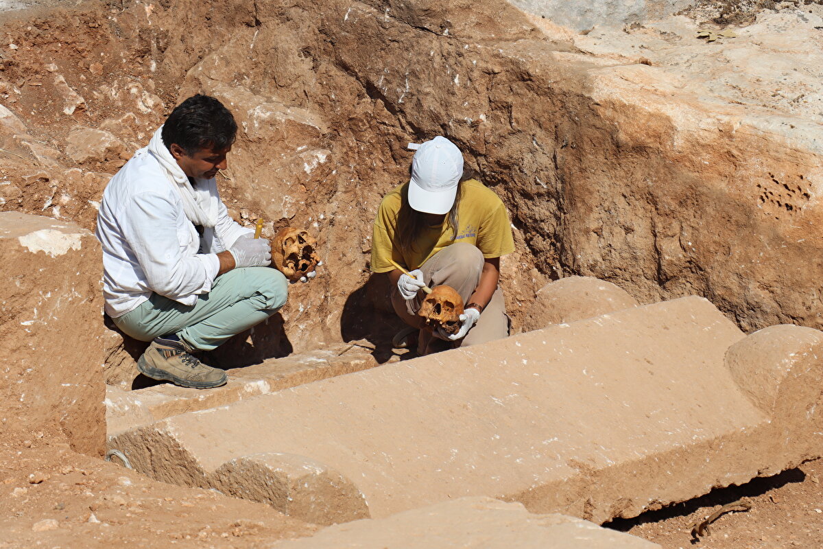İl Özel İdaresi ile Türk Tarih Kurumu desteği ile kazıların devam ettiğini anlatan Alkan, "Burada yaklaşık 6 açmada 30 işçi ile çalışmalarımız sürüyor. 3 aylık çalışmalarımızın sonucunda çok ciddi bir alanın açılacağını göreceğiz." diye konuştu.<br>